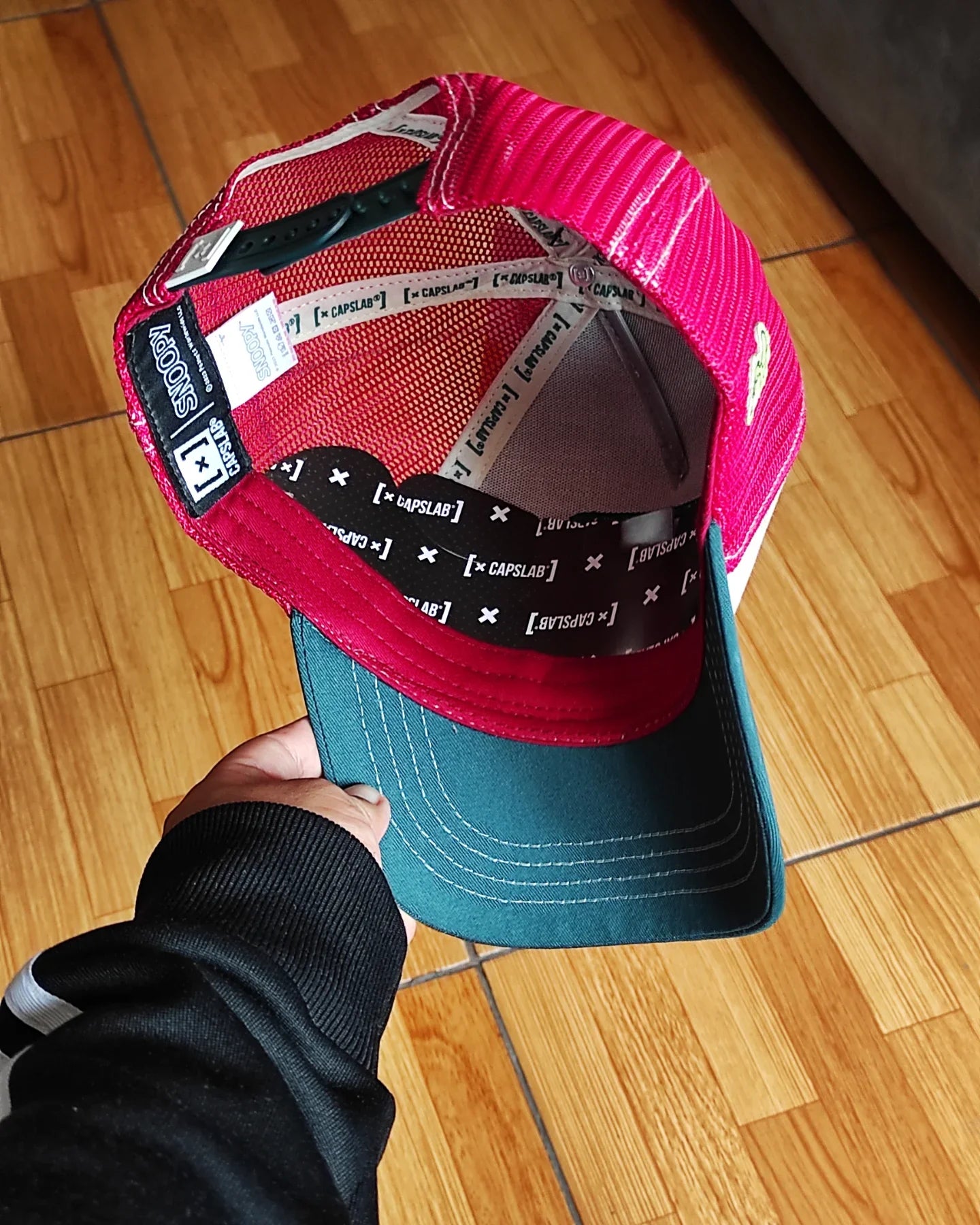 Gorra trucker snapback CAPSLAB Cacahuetes Snoopy blanco rojo verde
