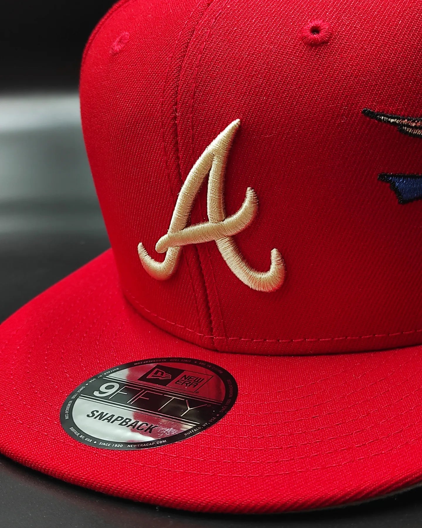 Gorra Snapback New Era 9Fifty de los Atlanta Braves con visera gris e insignia lateral City Art - Roja