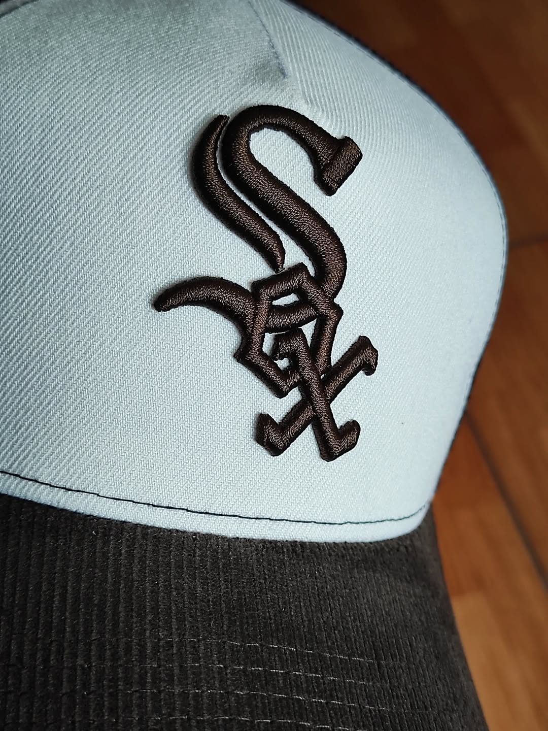 New Era Chicago White Sox gorra TRUCKER de visera plana y cordón