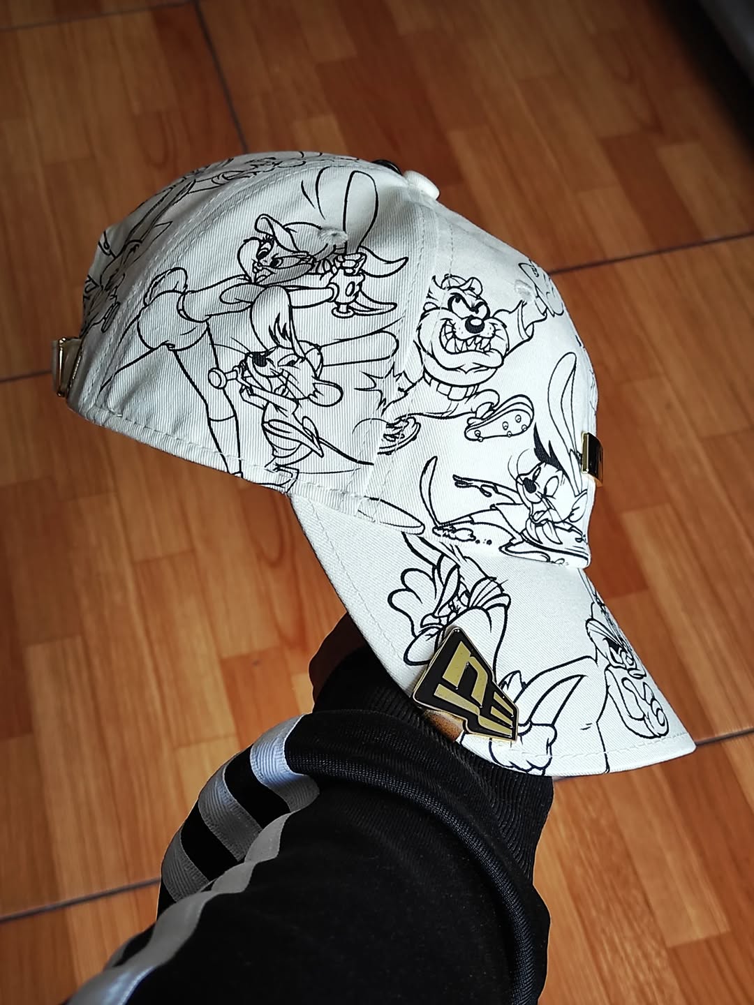 Gorra ajustable clásica informal blanca MLB X Looney Tunes con el logo de la MLB
