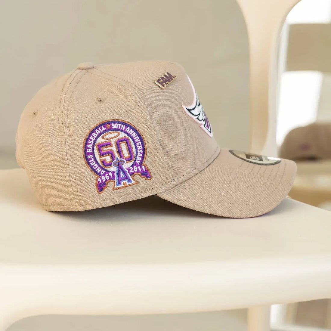 Gorra New Era 9Forty A-frame Anaheim Angels 50 aniversario camel / uva brillante 🍇 UV + pin 📌