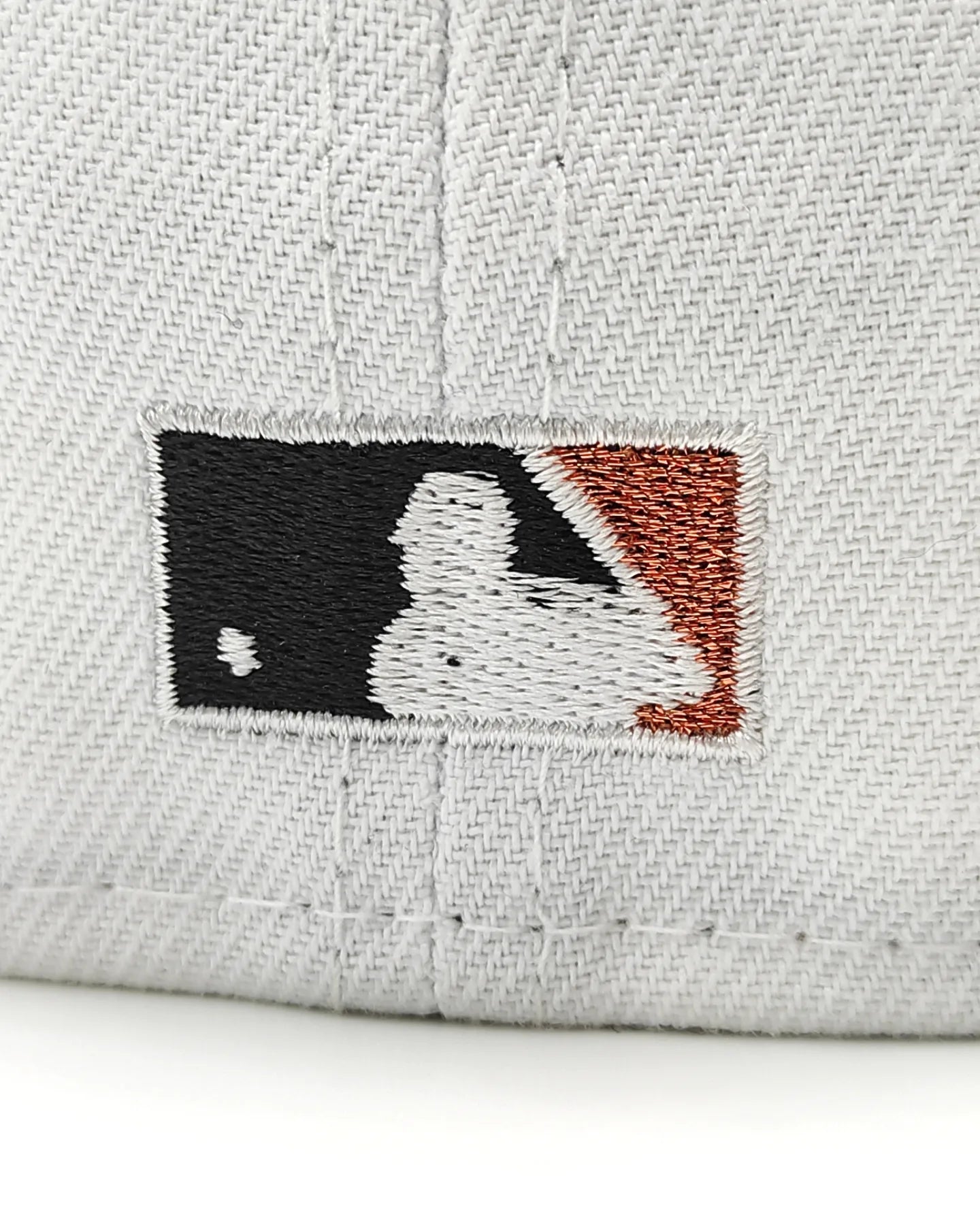 Gorra New Era 59FIFTY Blanca y Azul Radiante con Botón Verde de los Tigres del Día Inaugural