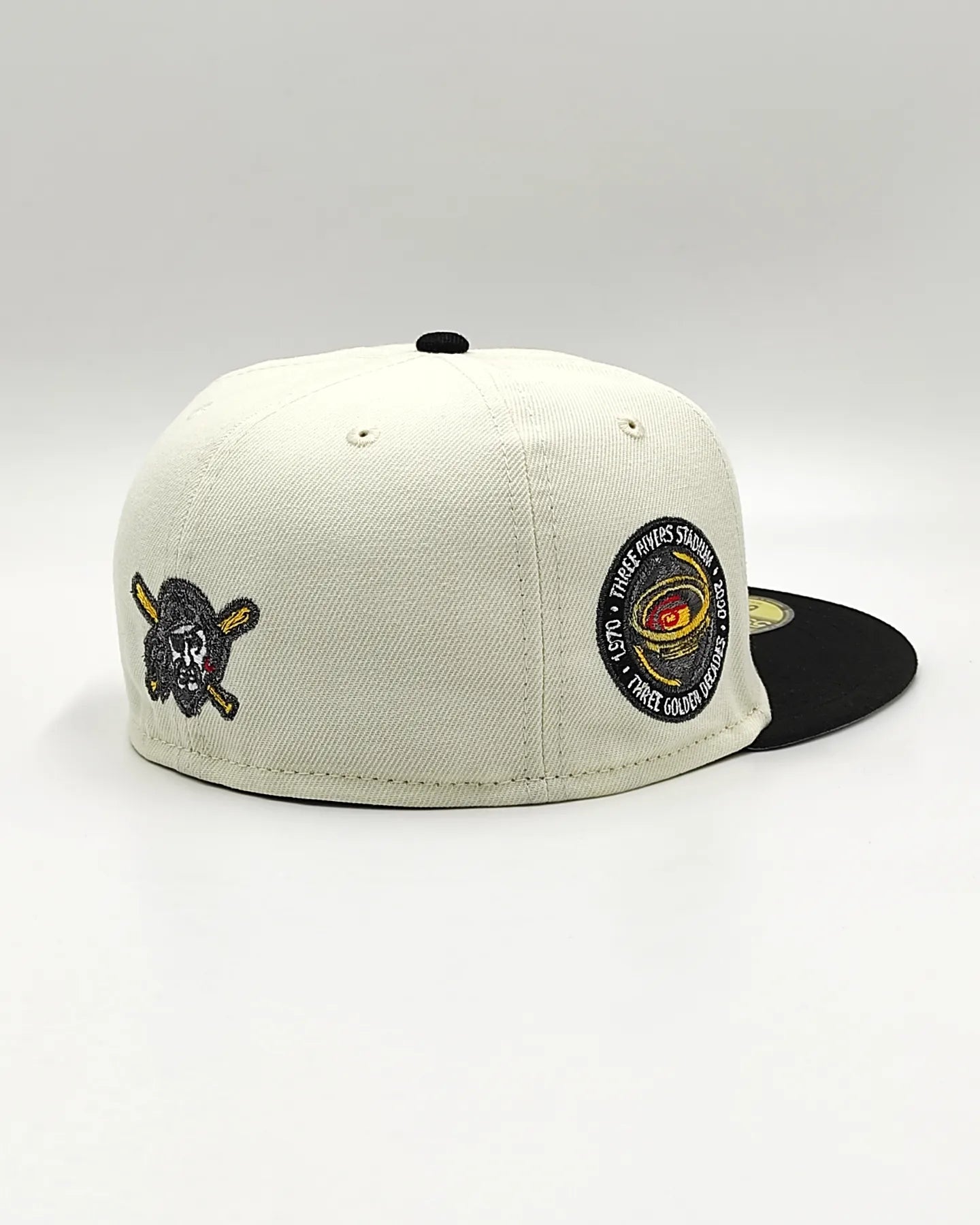 Gorra Cerrada New Era 59Fifty Off White Pittsburgh Pirates Visera Negra Parte Inferior Gris Parche Lateral Three Rivers Stadium