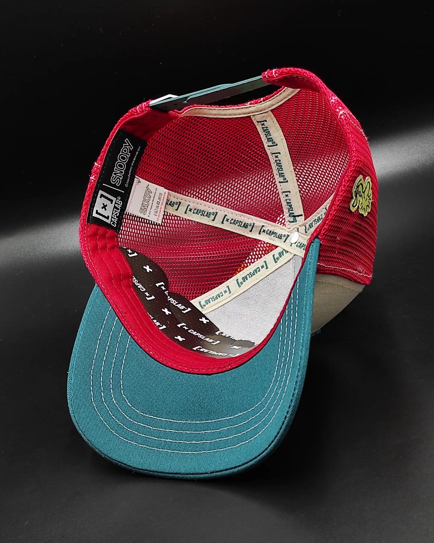 Gorra trucker snapback CAPSLAB Cacahuetes Snoopy blanco rojo verde