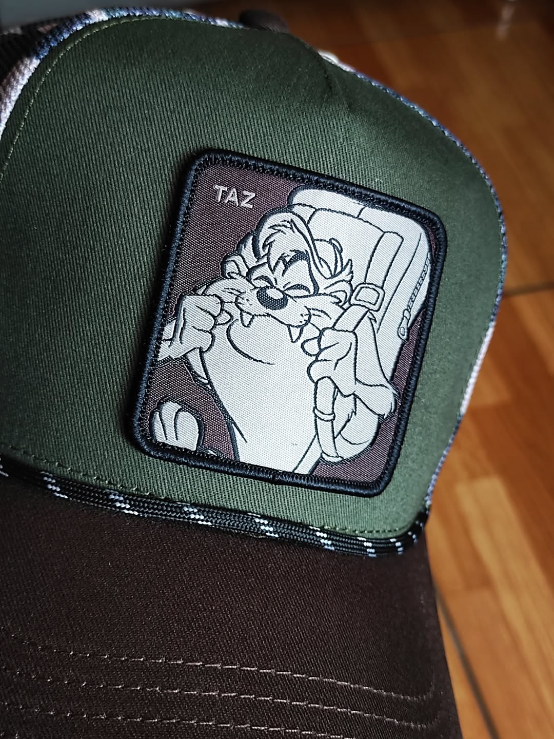 Gorra trucker multicolor Looney Tunes Diablo de Tasmania de Capslab