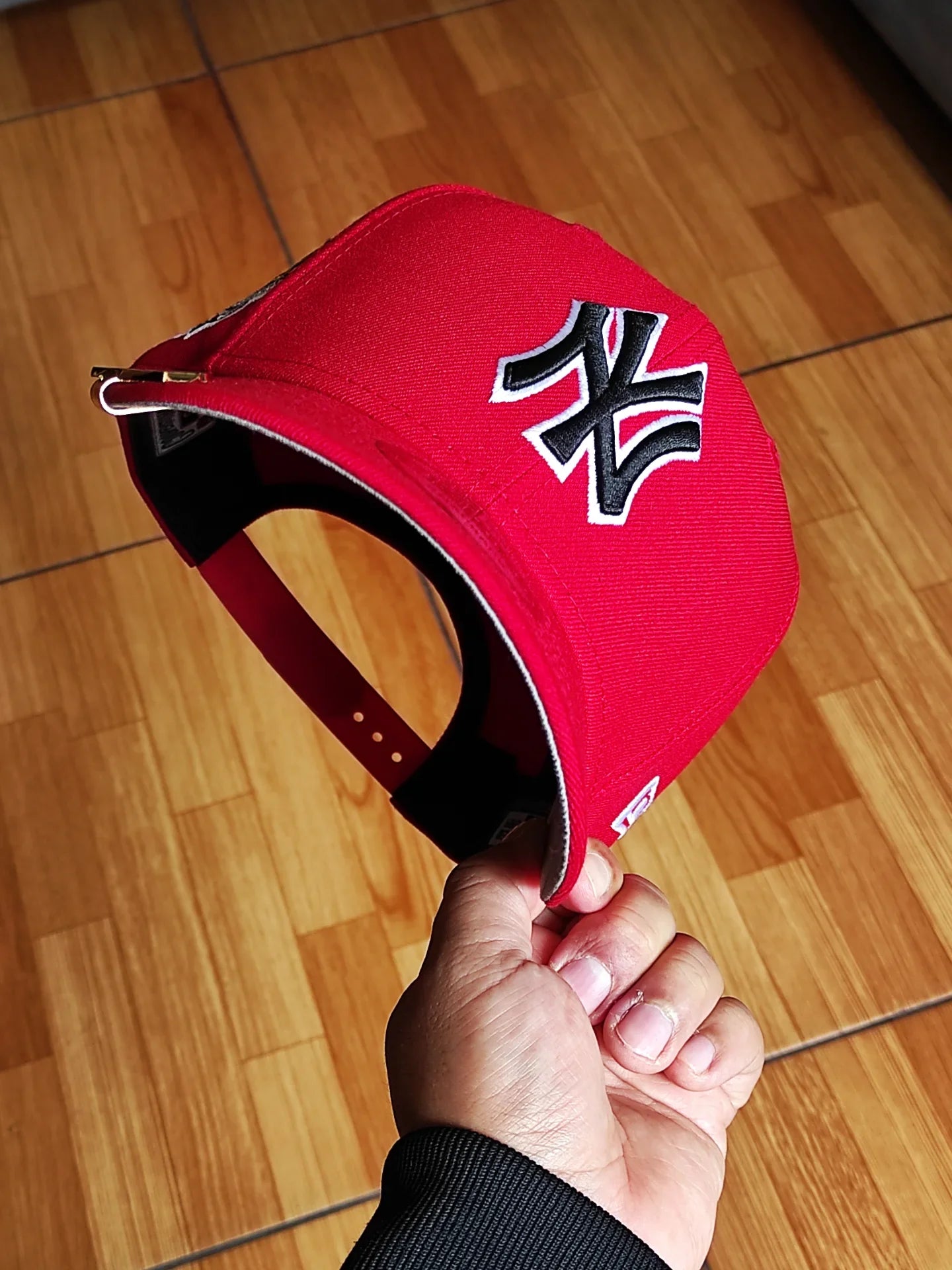 Gorra New Era New York Yankees Edición Serie Mundial de 1999 Color Escarlata Modelo 9Fifty con Cierre Ajustable