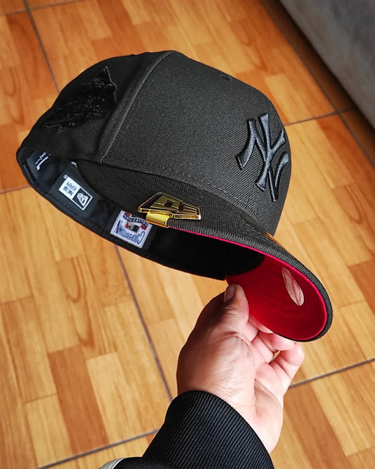 Gorra ajustada 59Fifty New Era New York Yankees World Series 1999 Black Out Red Edition