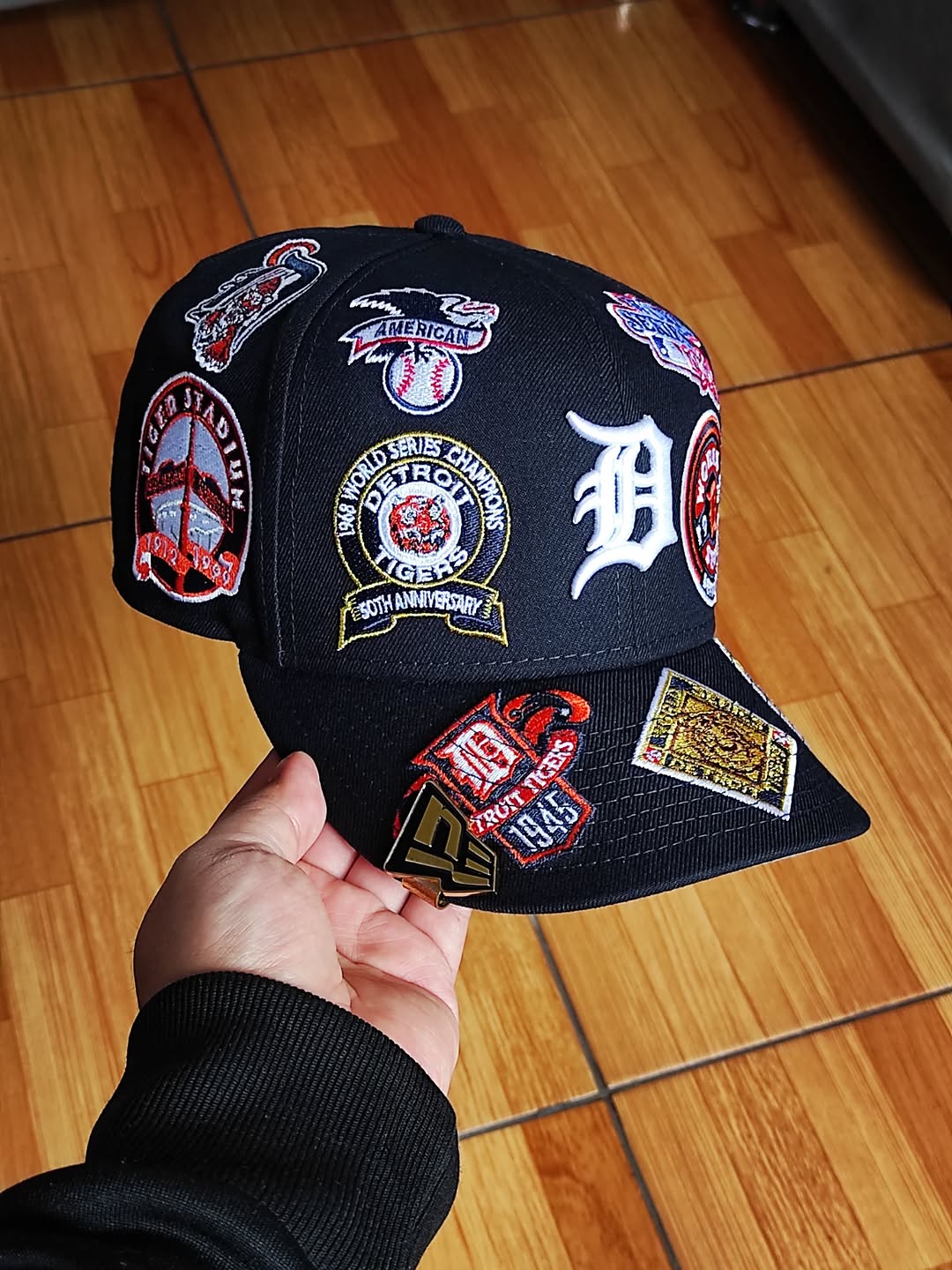 Gorra ajustada 59FIFTY New Era azul marino de los Detroit Tigers con el logo por toda la gorra y la parte inferior gris