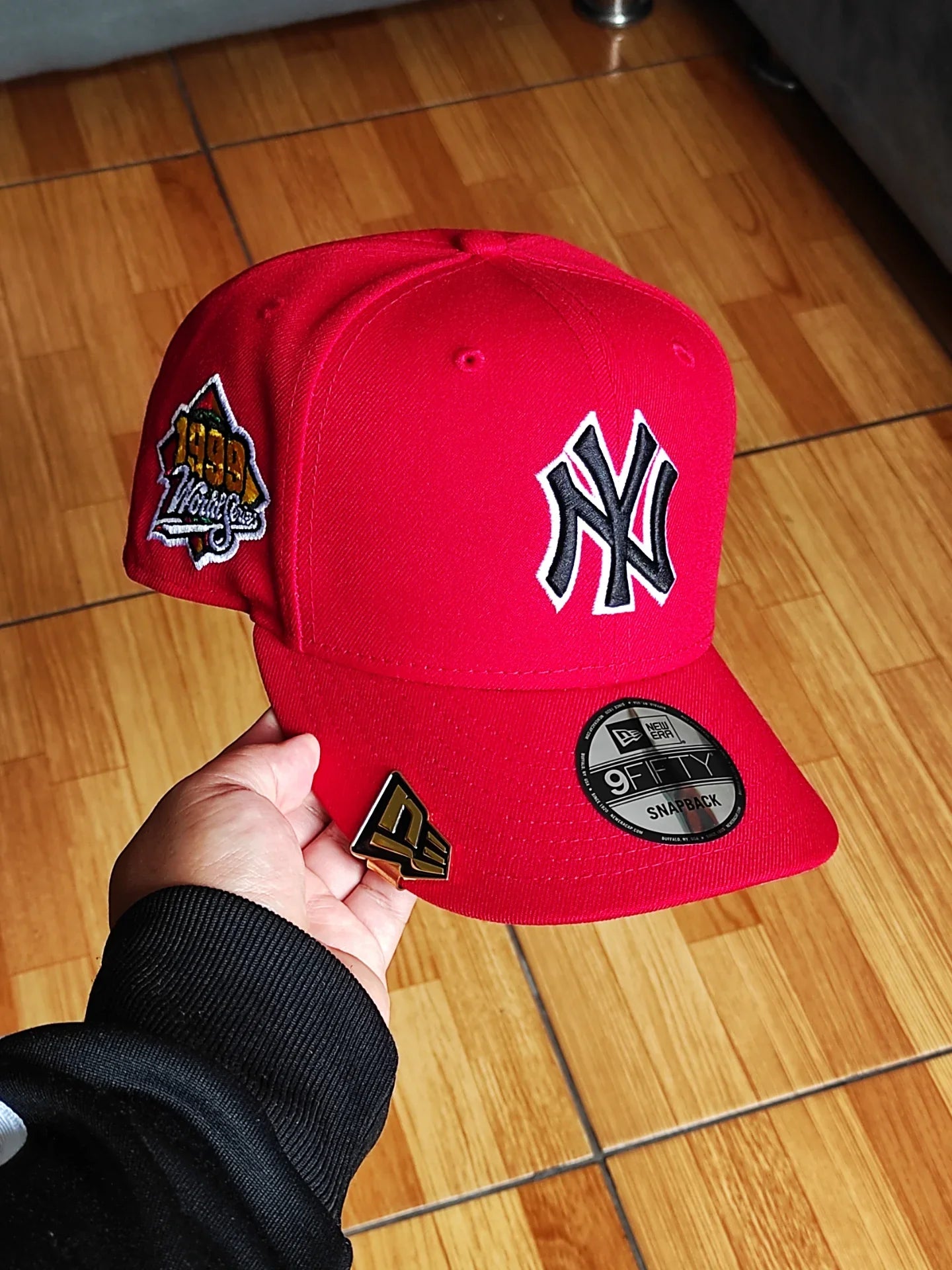 Gorra New Era New York Yankees Edición Serie Mundial de 1999 Color Escarlata Modelo 9Fifty con Cierre Ajustable