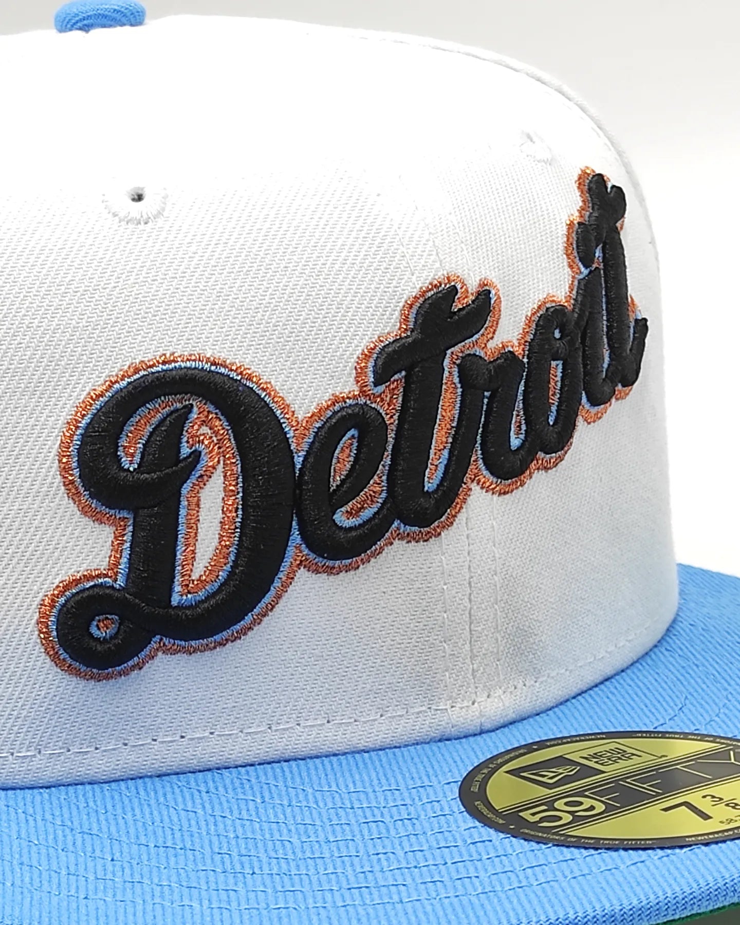 Gorra New Era 59FIFTY Blanca y Azul Radiante con Botón Verde de los Tigres del Día Inaugural