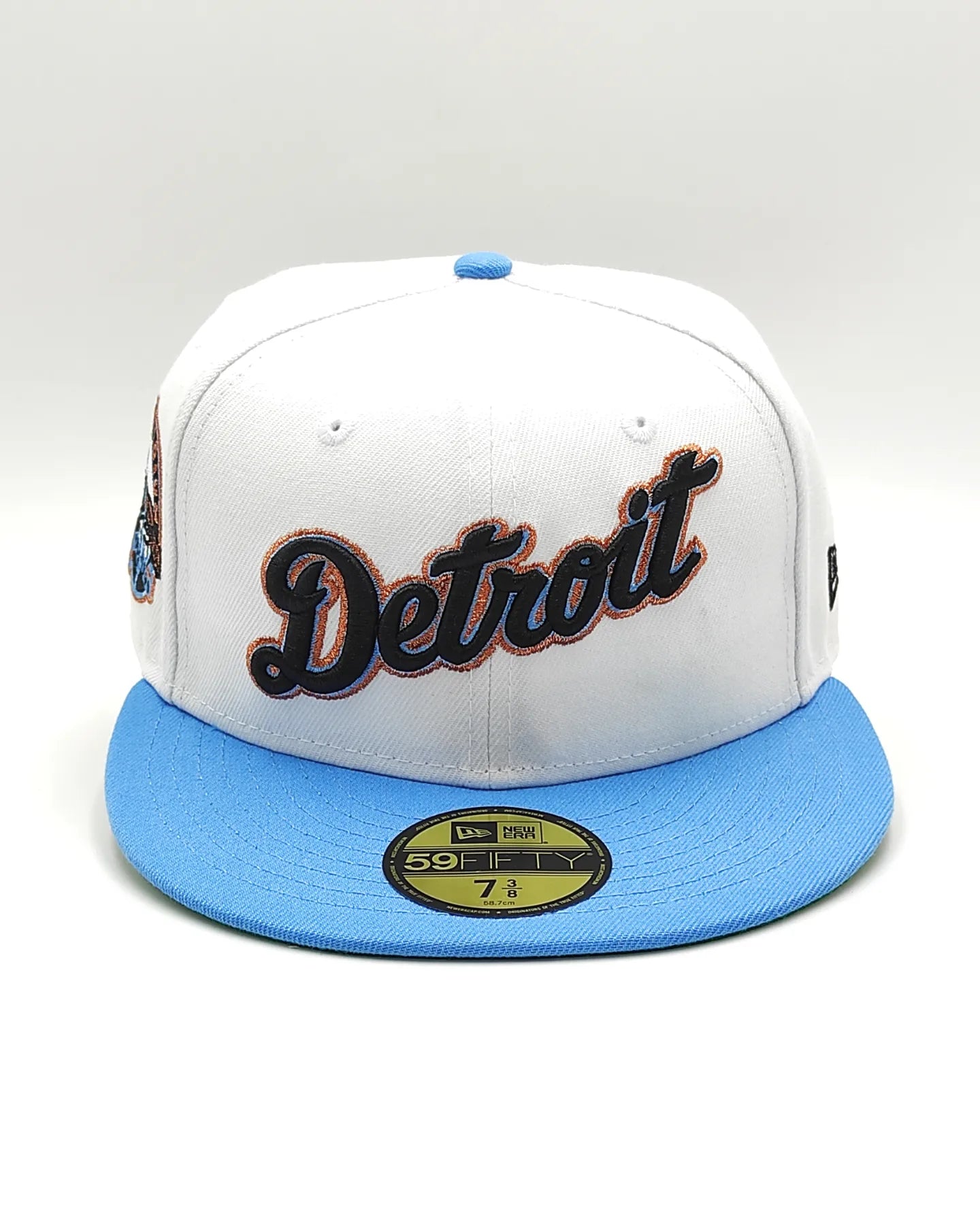 Gorra New Era 59FIFTY Blanca y Azul Radiante con Botón Verde de los Tigres del Día Inaugural