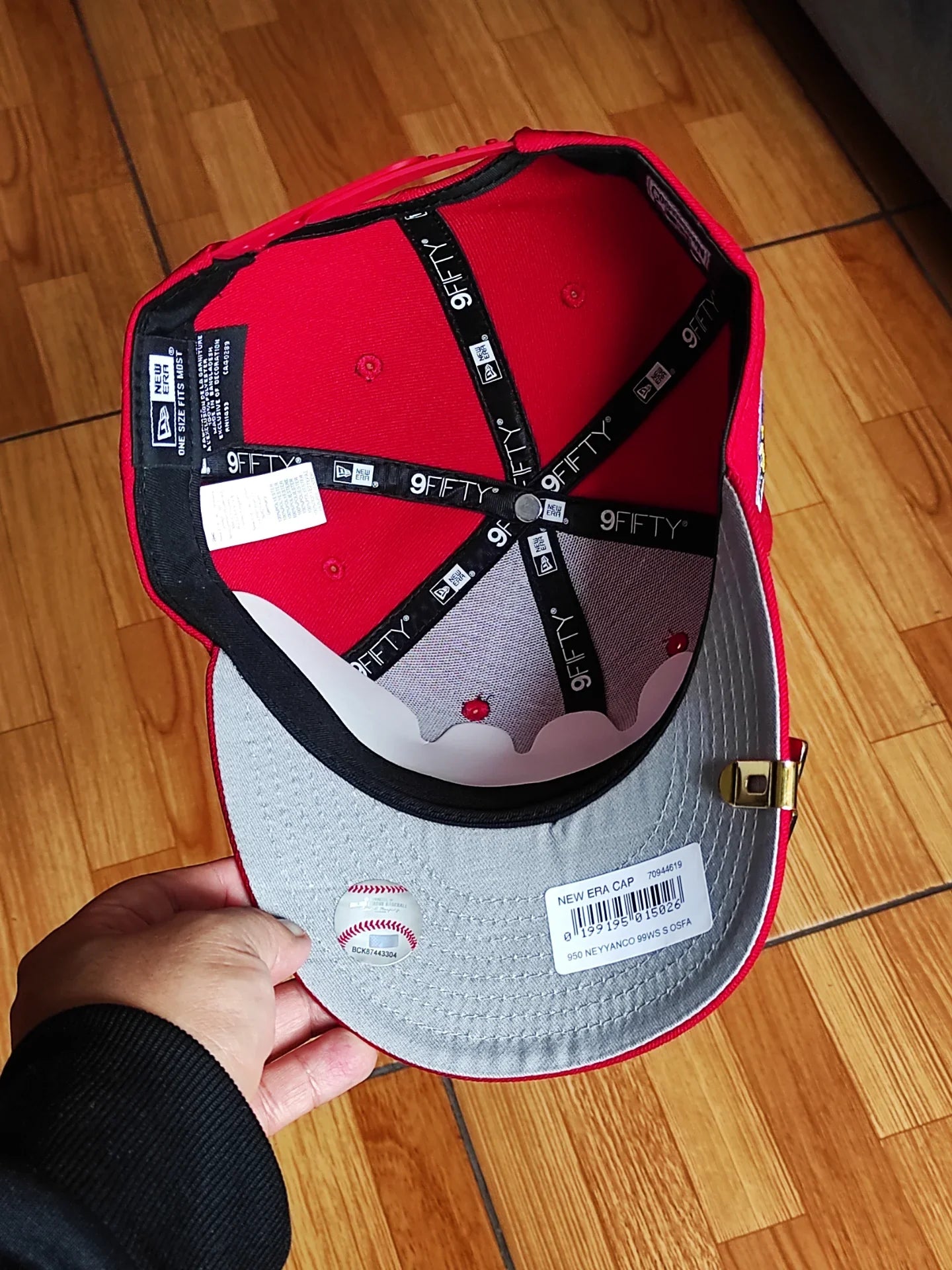 Gorra New Era New York Yankees Edición Serie Mundial de 1999 Color Escarlata Modelo 9Fifty con Cierre Ajustable