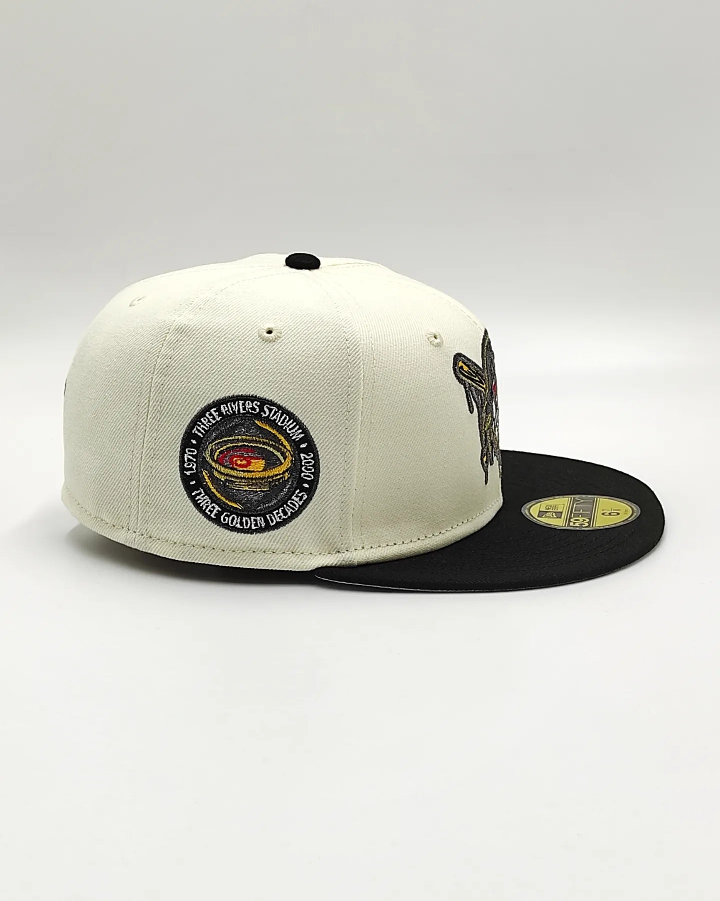 Gorra Cerrada New Era 59Fifty Off White Pittsburgh Pirates Visera Negra Parte Inferior Gris Parche Lateral Three Rivers Stadium