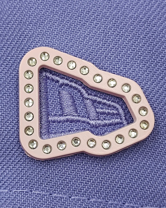 Pin de circonio con el logo de New Era