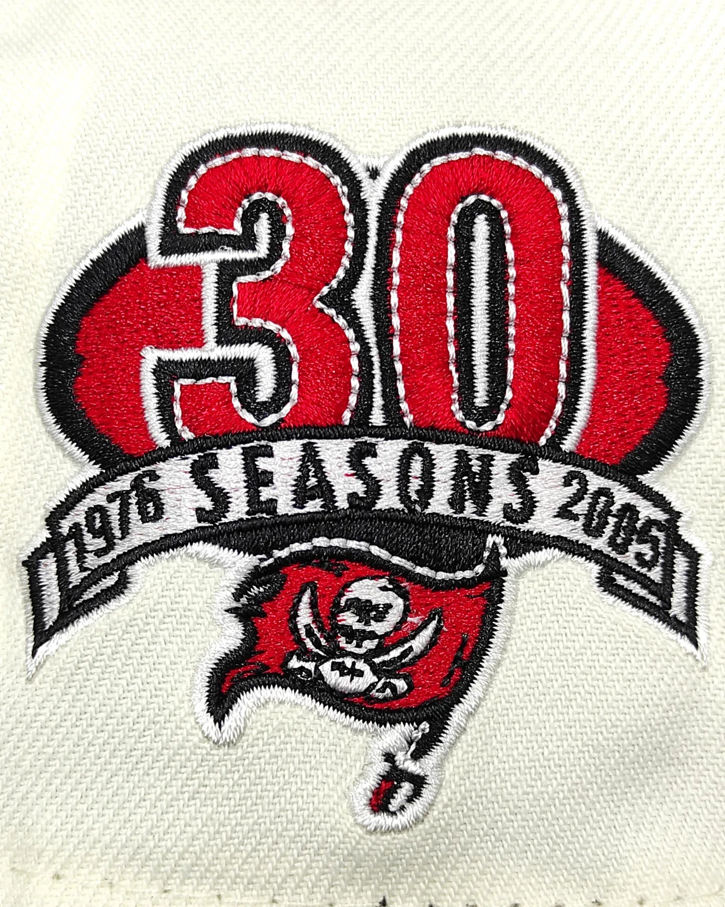 Gorra ajustada 59Fifty New Era Tampa Bay Buccaneers 30.º aniversario edición Cream Dome