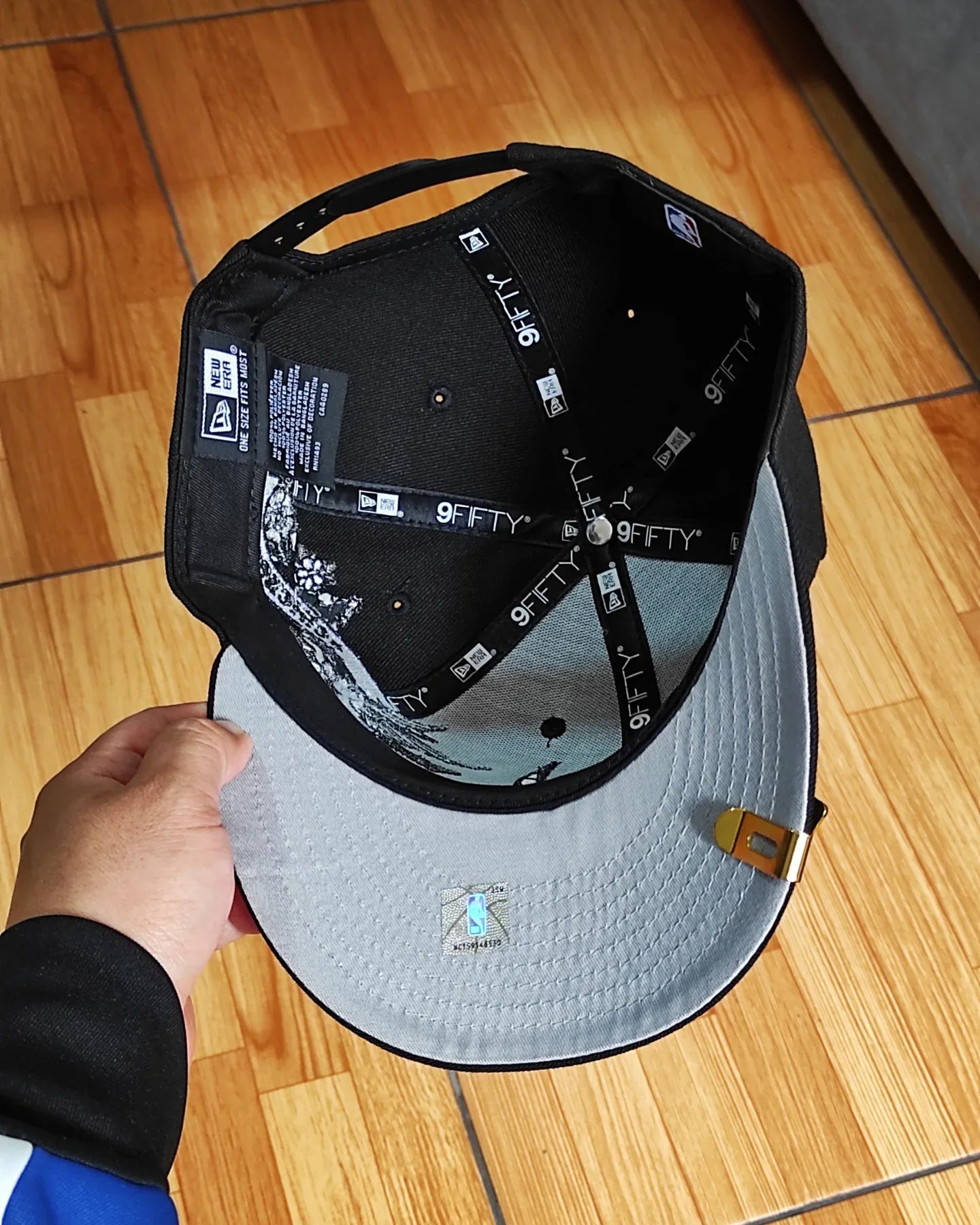 Gorra Chicago Bulls con parte inferior gris y parche lateral New Era 9Fifty Snapback - Negro/Blanco