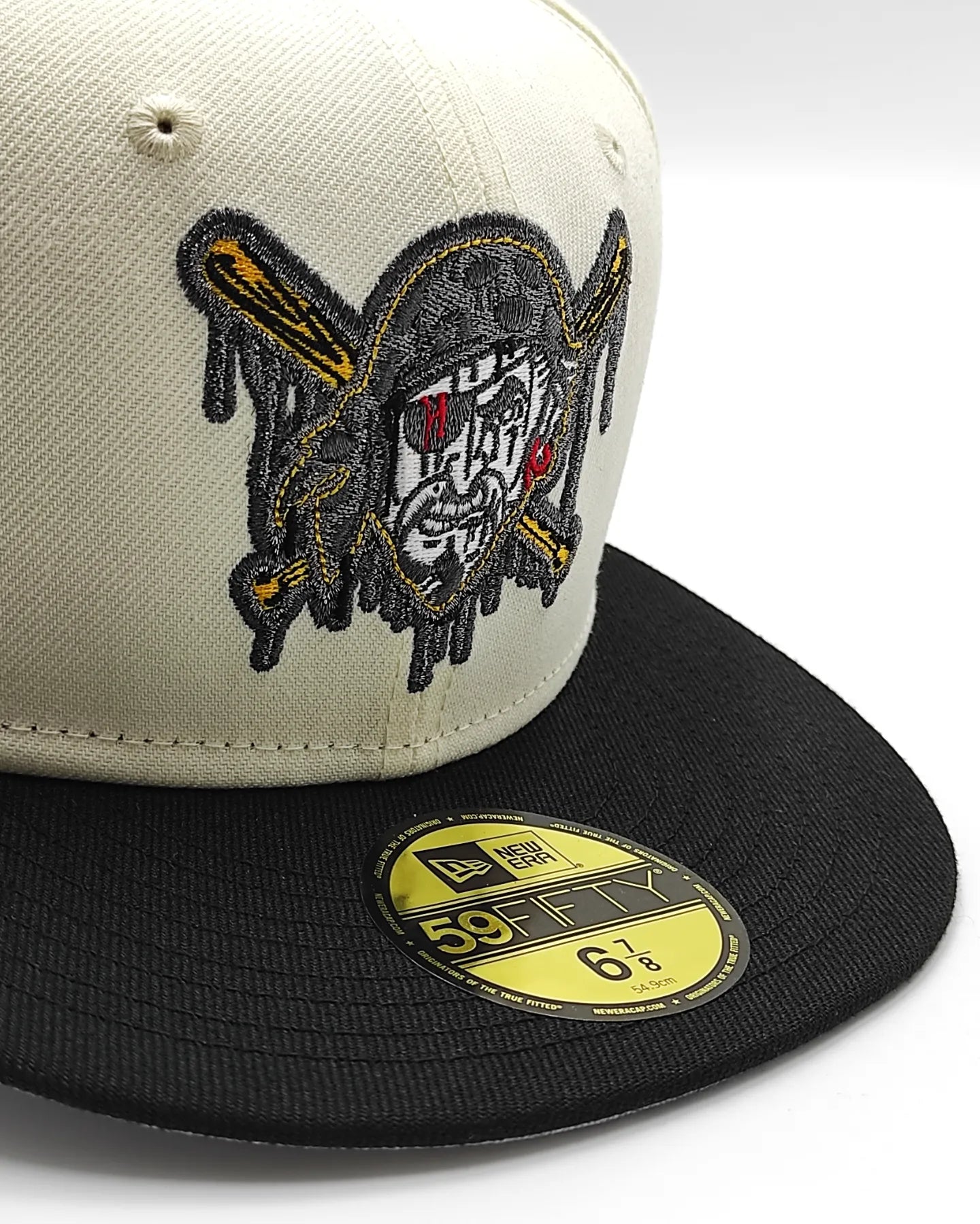 Gorra Cerrada New Era 59Fifty Off White Pittsburgh Pirates Visera Negra Parte Inferior Gris Parche Lateral Three Rivers Stadium