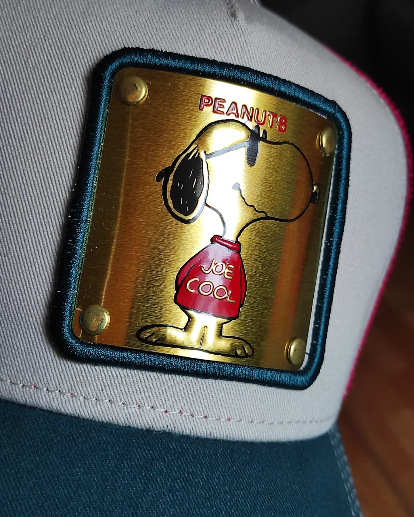 Gorra trucker snapback CAPSLAB Cacahuetes Snoopy blanco rojo verde