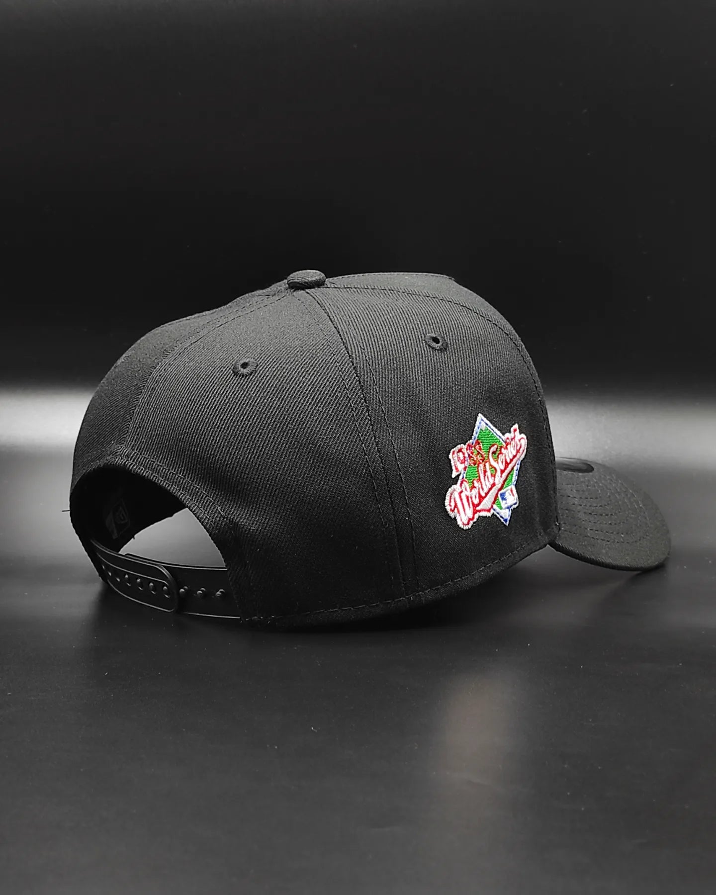 Gorra New Era Los Angeles Dodgers edición roja y negra serie mundial con visera plana