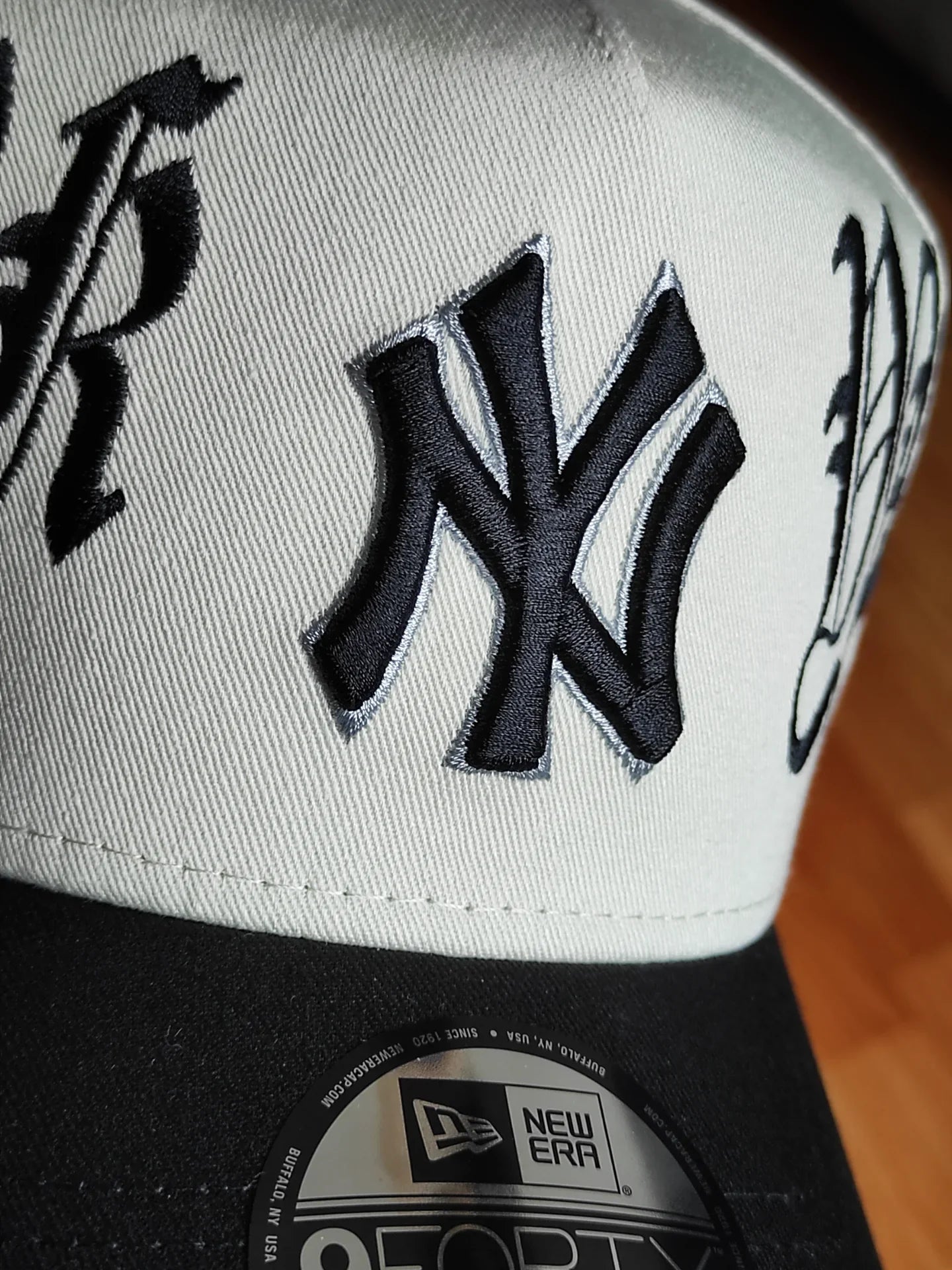 Gorra New Era New York Yankees gótica Chrome negra bicolor 9FORTY A-FRAME