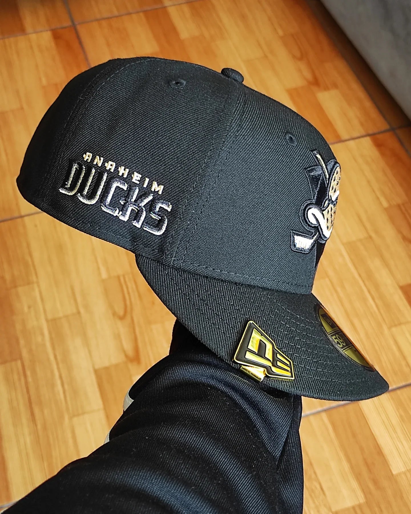 Gorra Ajustada 59Fifty Anaheim Ducks Blackout Prime Edition de New Era