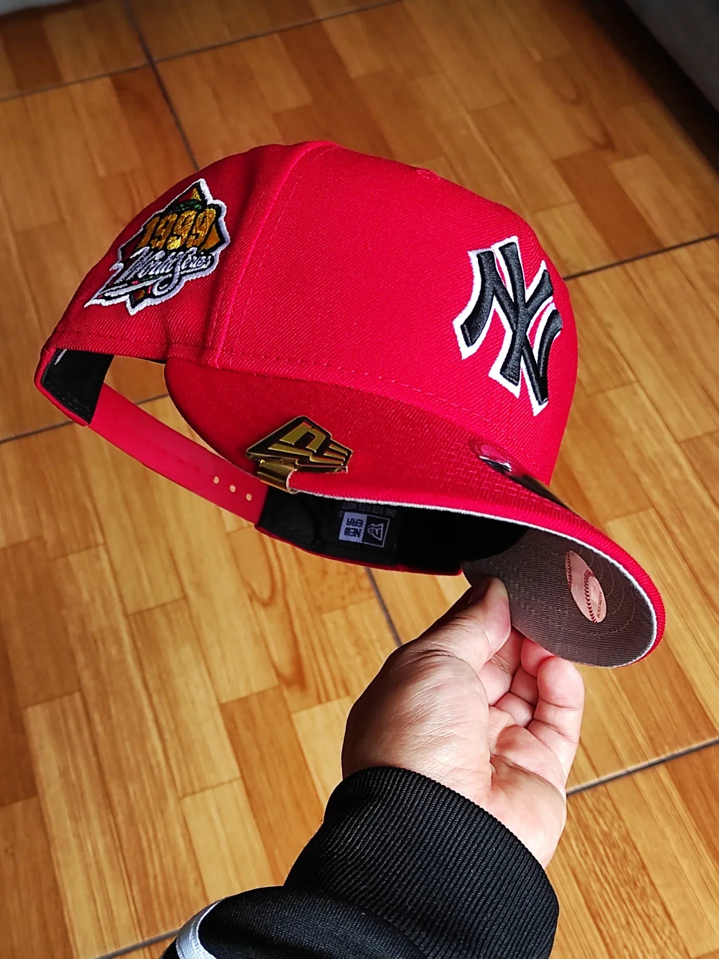 Gorra New Era New York Yankees Edición Serie Mundial de 1999 Color Escarlata Modelo 9Fifty con Cierre Ajustable