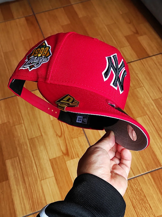 Gorra New Era New York Yankees Edición Serie Mundial de 1999 Color Escarlata Modelo 9Fifty con Cierre Ajustable