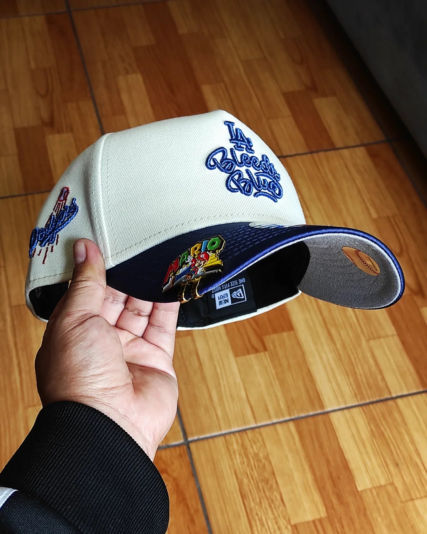 Gorra Snapback New Era Los Angeles Dodgers Chrome Satin Brim Two Tone 9Forty A Frame