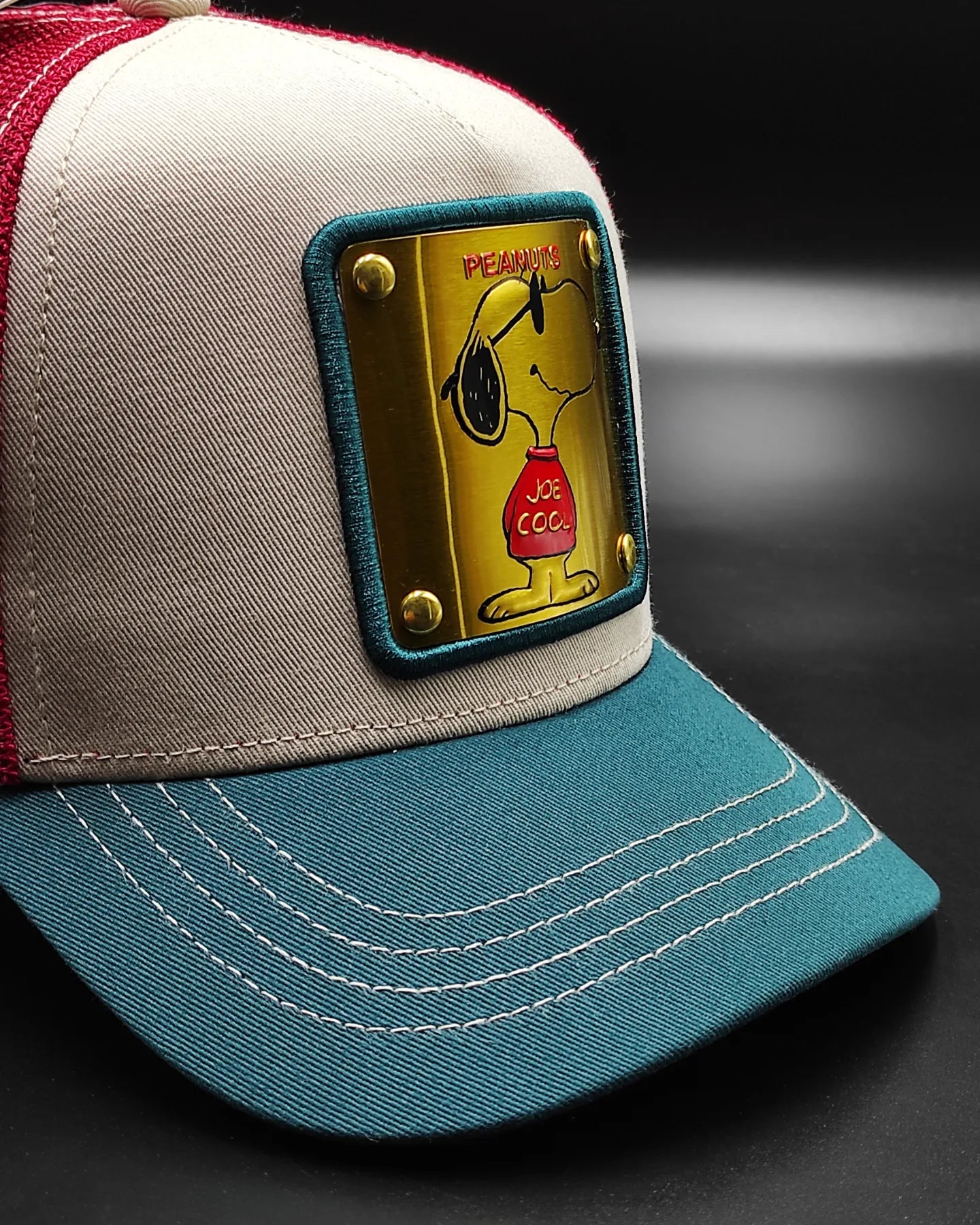 Gorra trucker snapback CAPSLAB Cacahuetes Snoopy blanco rojo verde