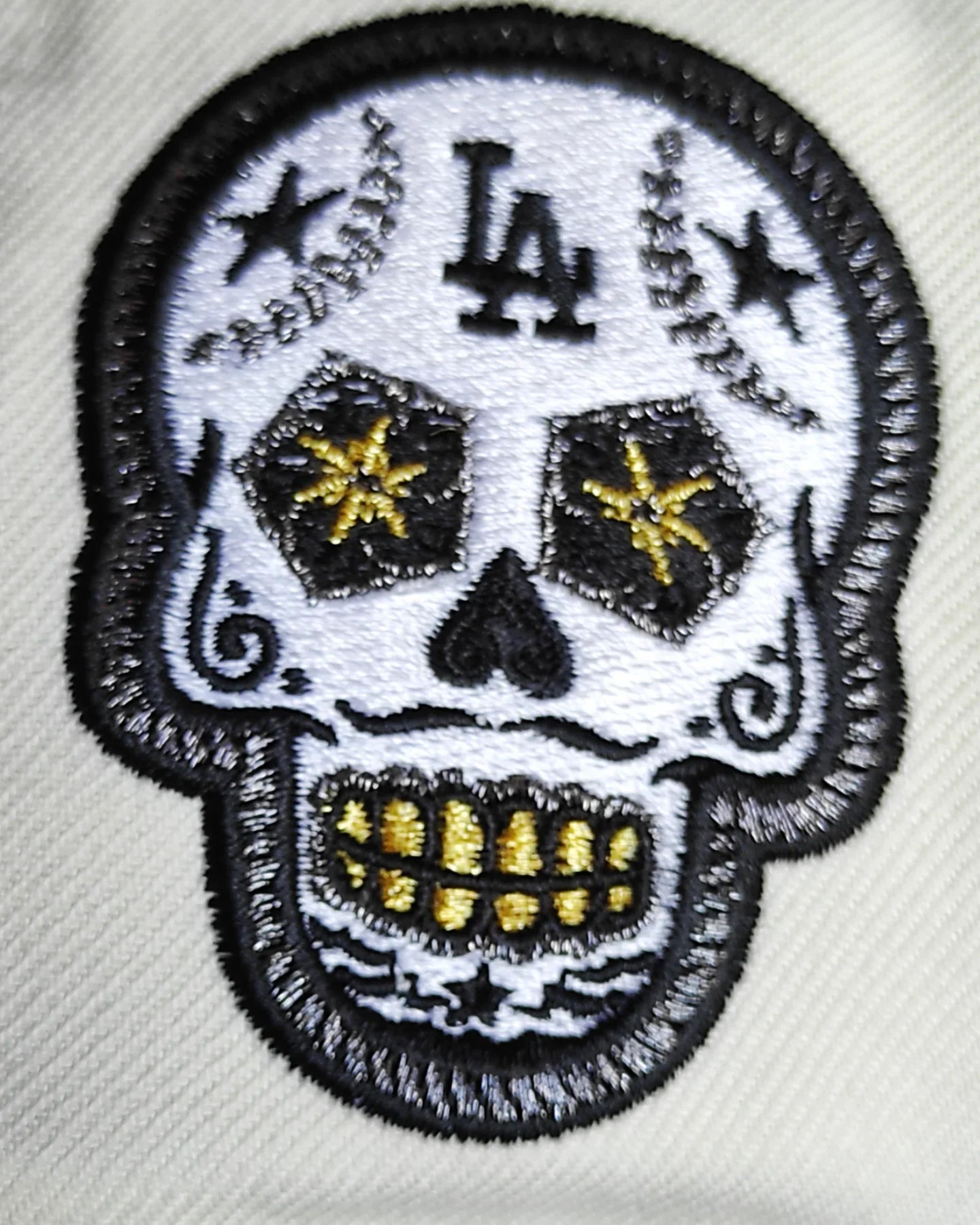 Gorra ajustada 59fifty New Era Los Angeles Dodgers CALAVERA 💀 Chrome Black edition