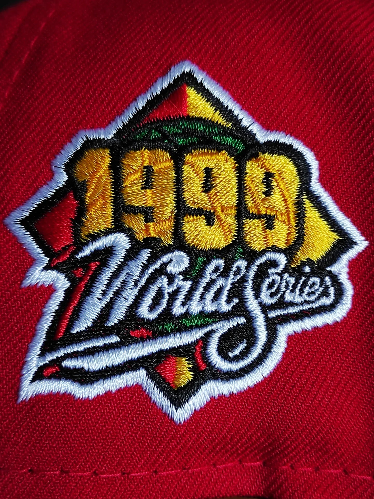 Gorra New Era New York Yankees Edición Serie Mundial de 1999 Color Escarlata Modelo 9Fifty con Cierre Ajustable