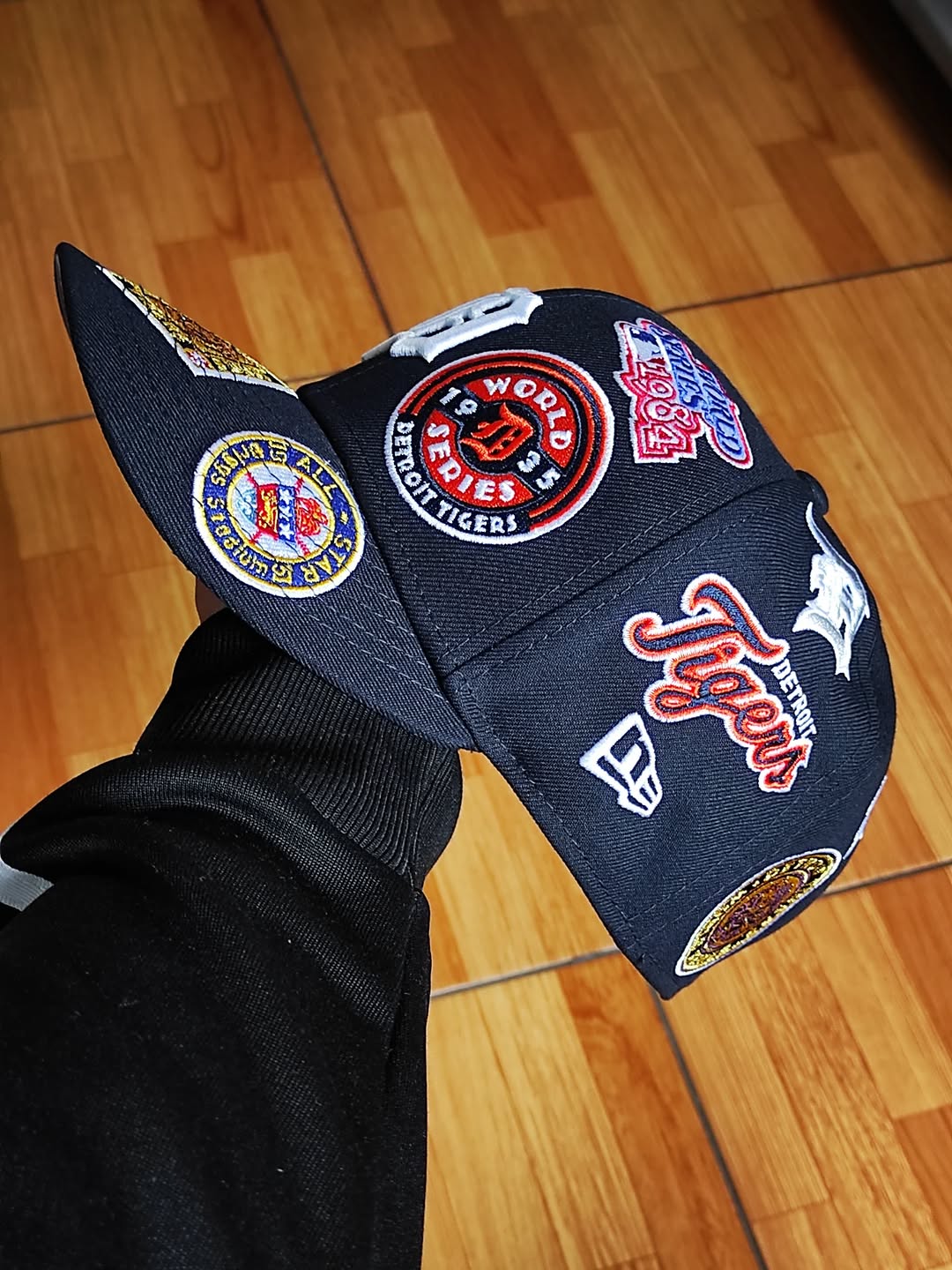 Gorra ajustada 59FIFTY New Era azul marino de los Detroit Tigers con el logo por toda la gorra y la parte inferior gris