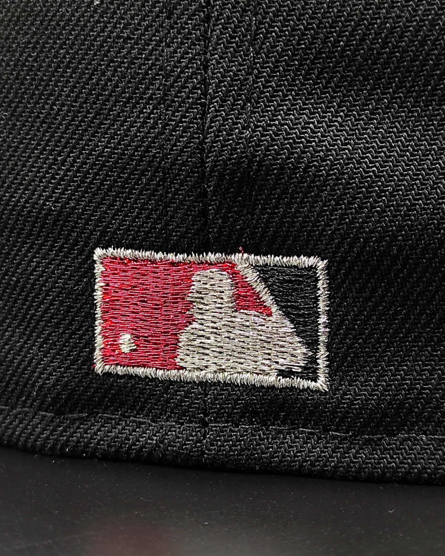 Gorra ajustada 59fifty de New Era Atlanta Braves 150 aniversario cúpula negra edición metálica