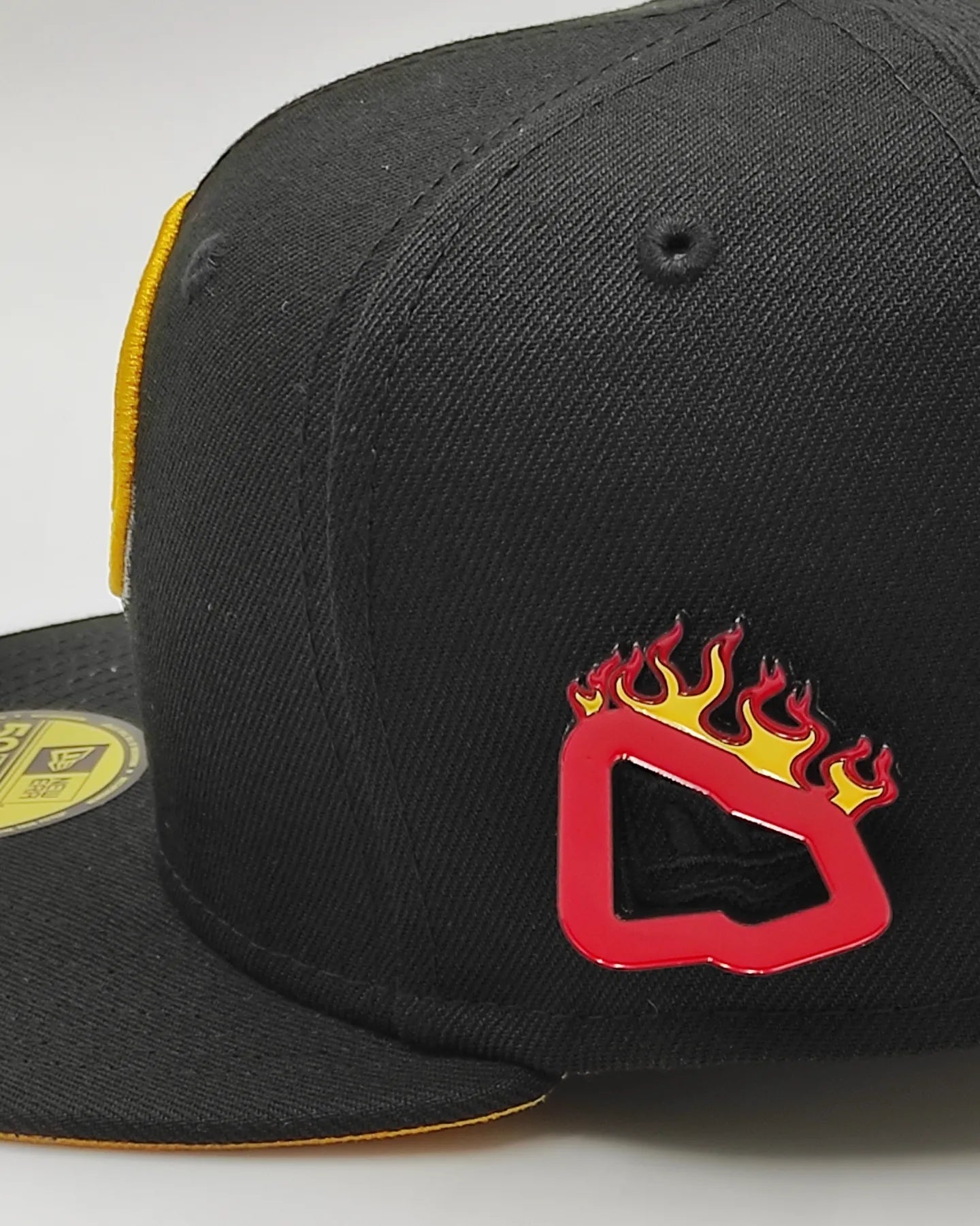 Pin de la bandera New Era Fuego
