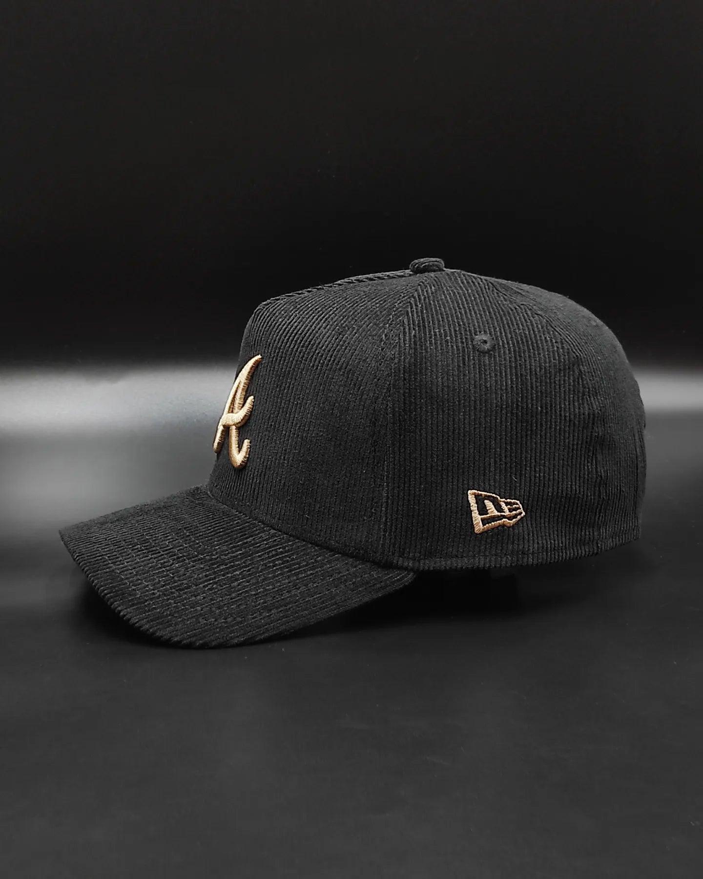 Gorra New Era Atlanta Braves "Corduroy Black" 9 Forty A-FRAME con cierre a presión