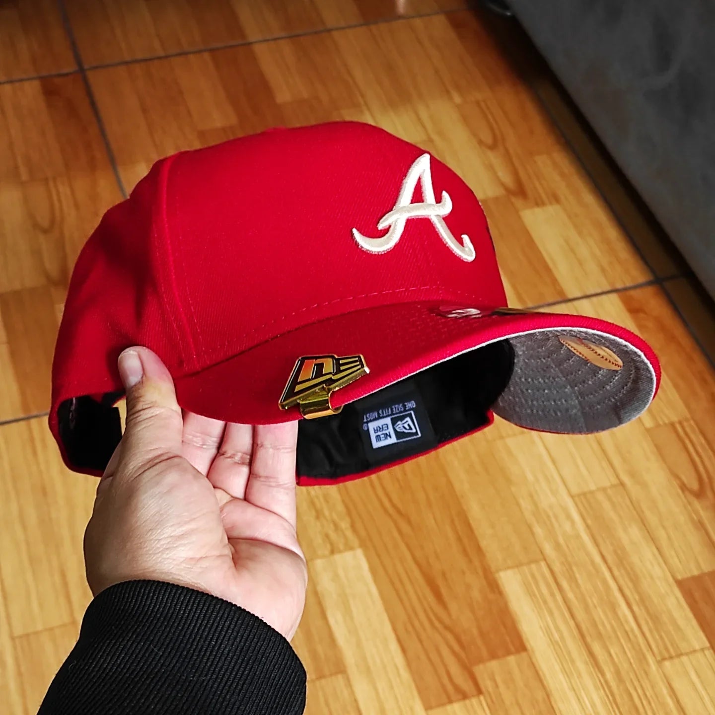 Gorra Snapback New Era 9Fifty de los Atlanta Braves con visera gris e insignia lateral City Art - Roja