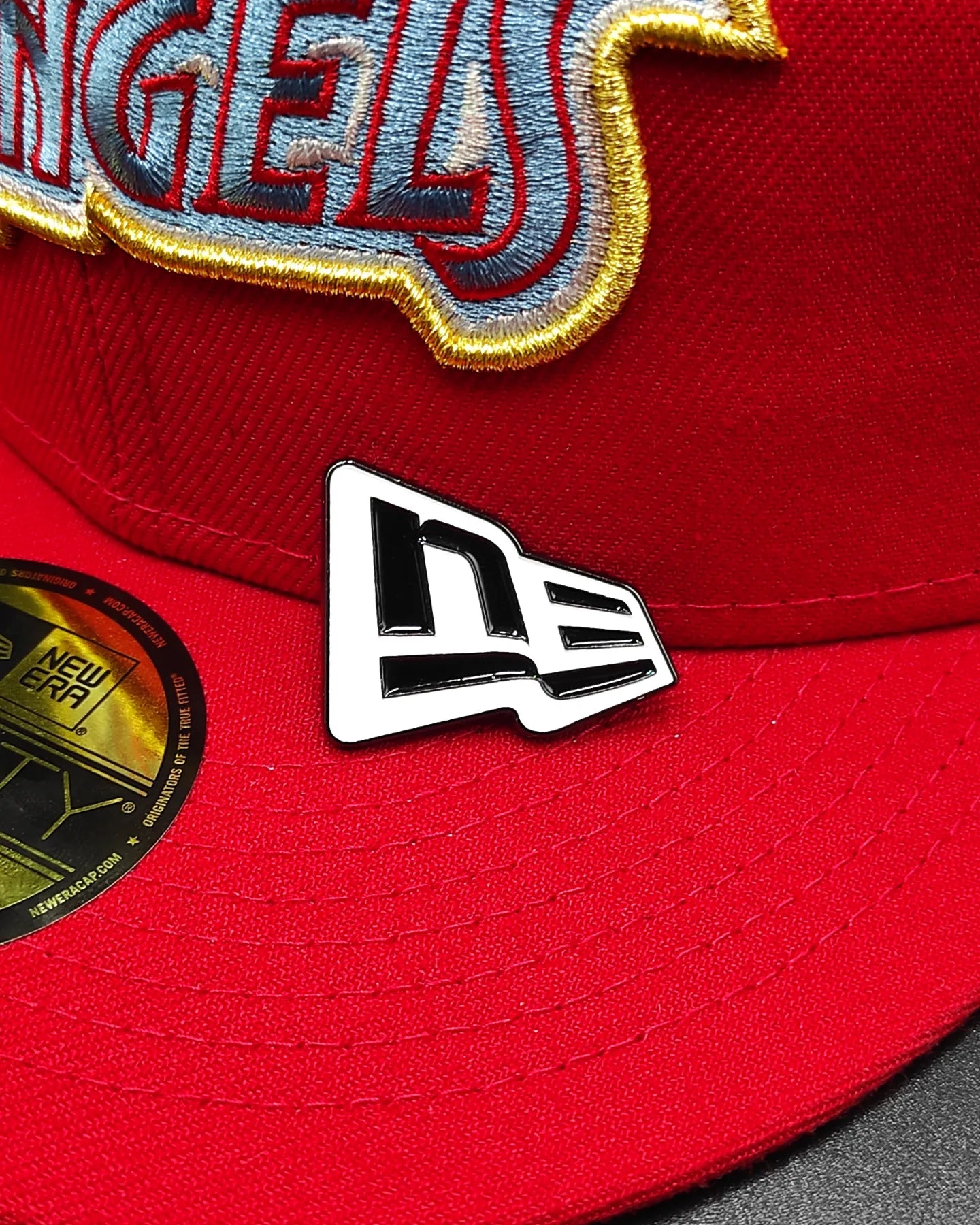 Pin metálico con la bandera New Era