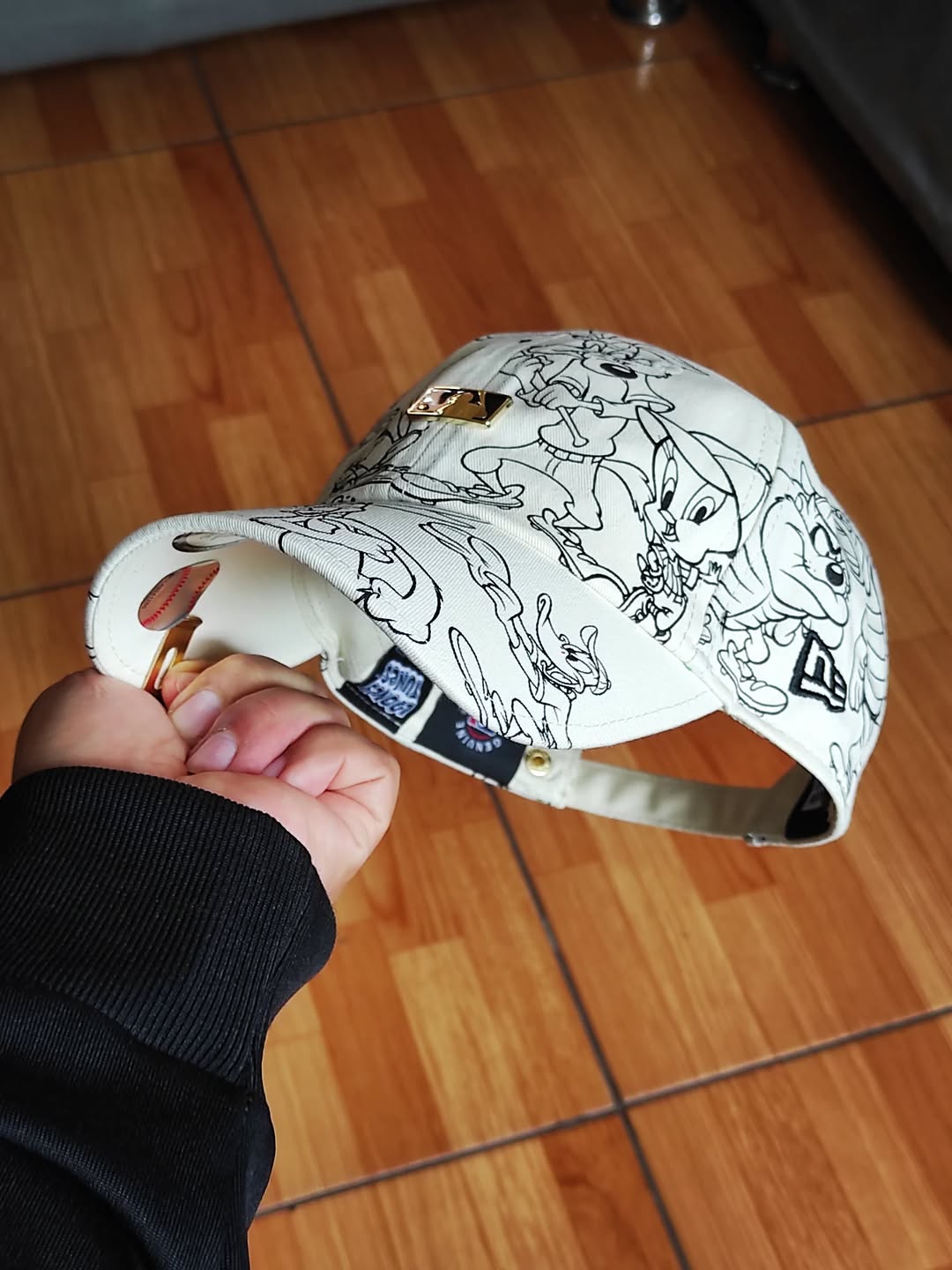 Gorra ajustable clásica informal blanca MLB X Looney Tunes con el logo de la MLB