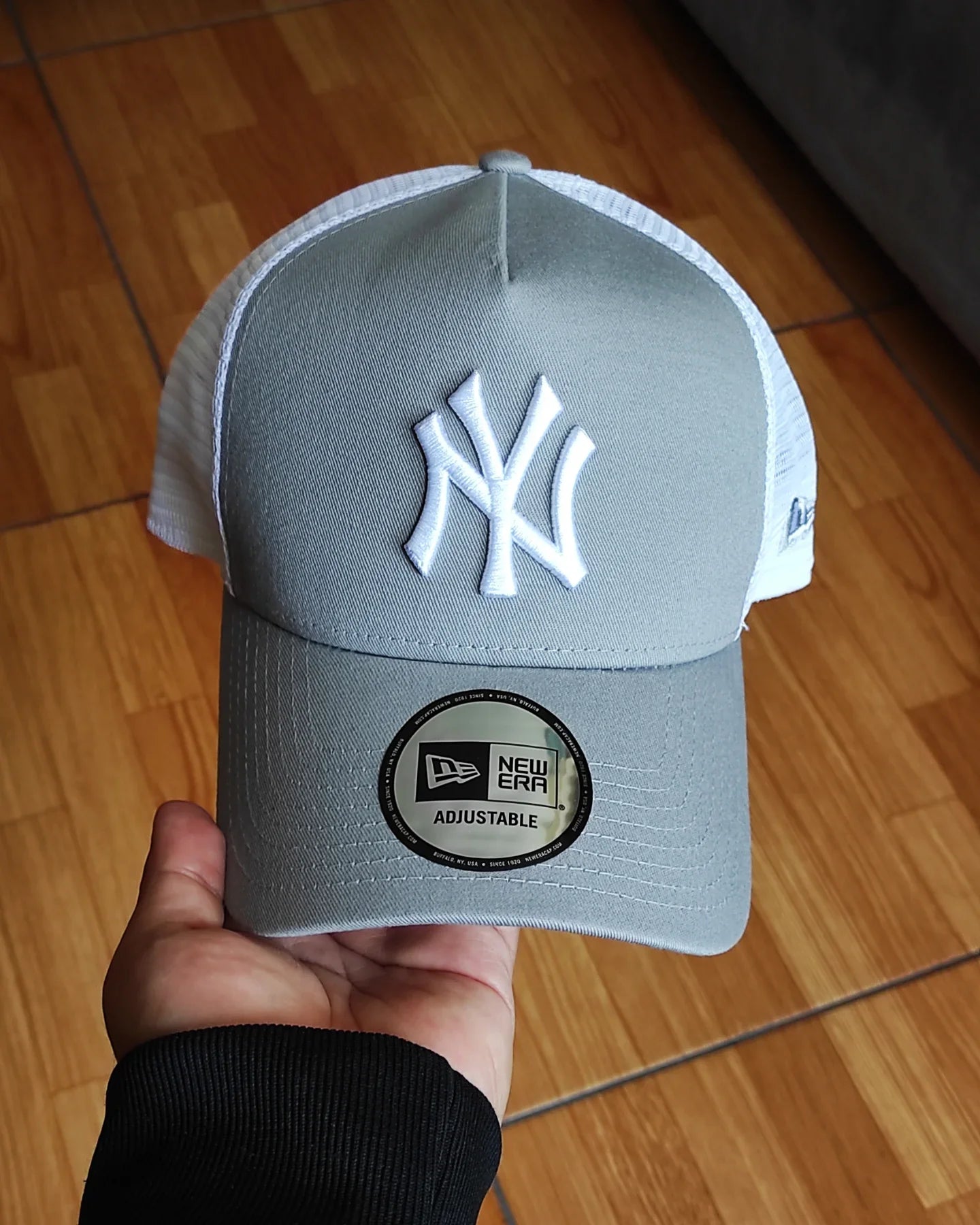New Era Gorra trucker con visera ploma y panel blanco de los New York Yankees