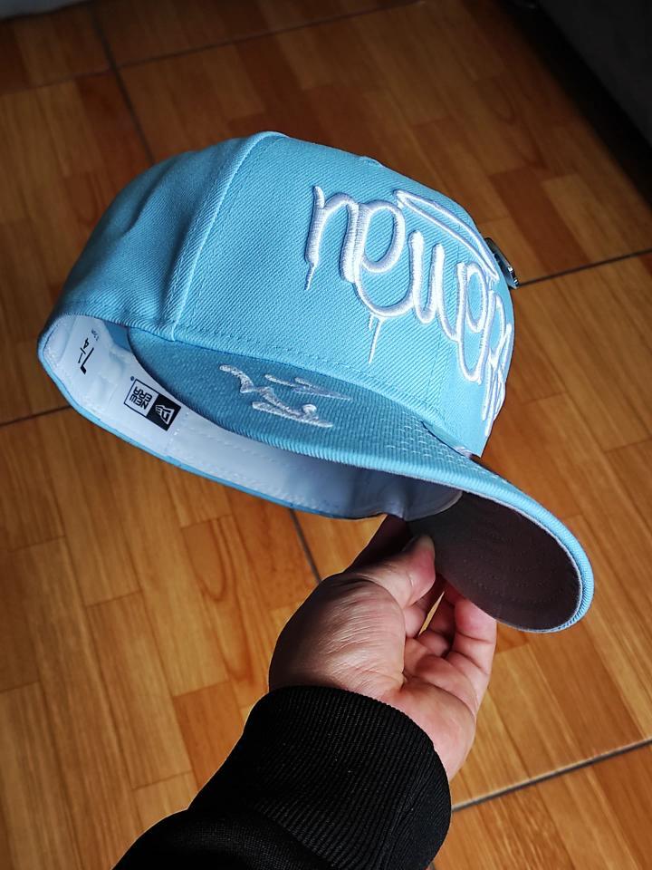 59FIFTY new era grafiti AZUL CIELO incluye pin