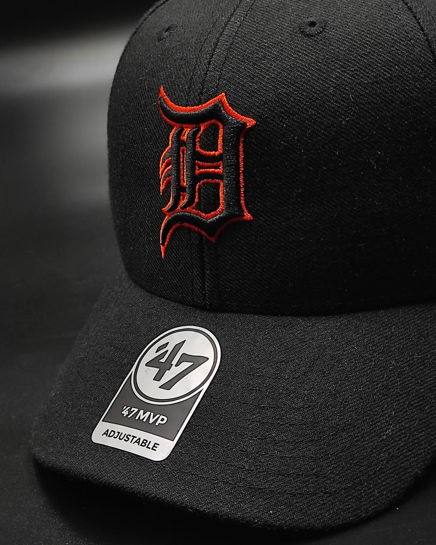 Gorra clásica con tira ajustable negra y naranja de los Detroit Tigers de 47Brand
