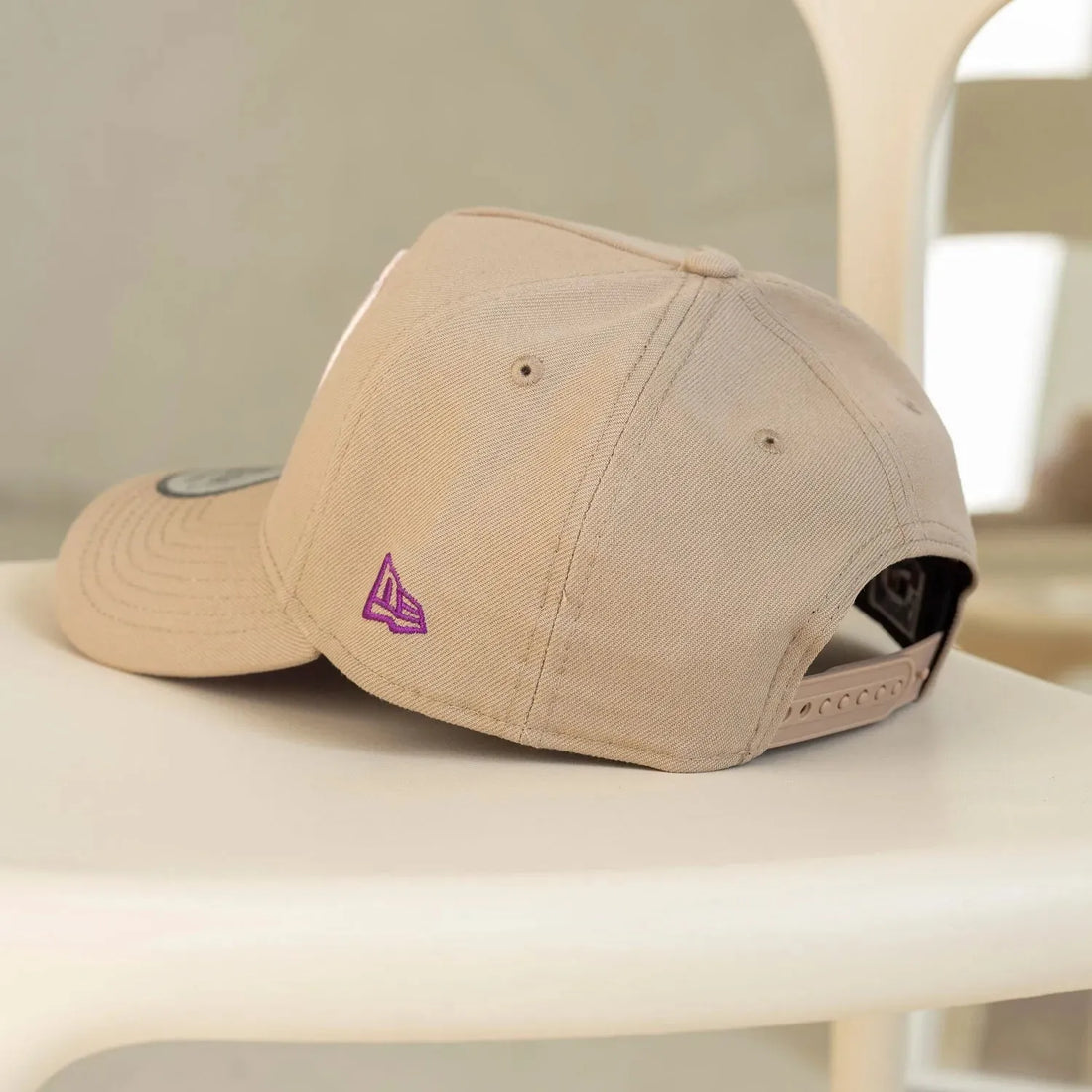 Gorra New Era 9Forty A-frame Anaheim Angels 50 aniversario camel / uva brillante 🍇 UV + pin 📌
