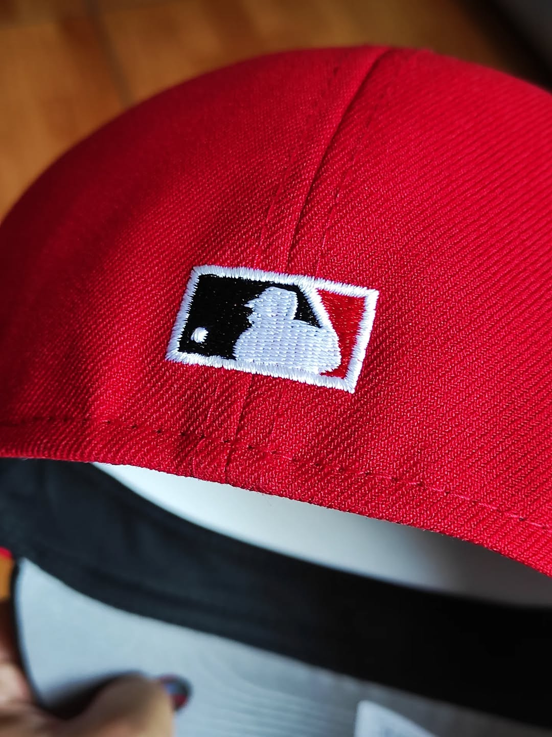Gorra ajustada 59FIFTY de los New York Yankees Champions 2000 New Era roja y negra