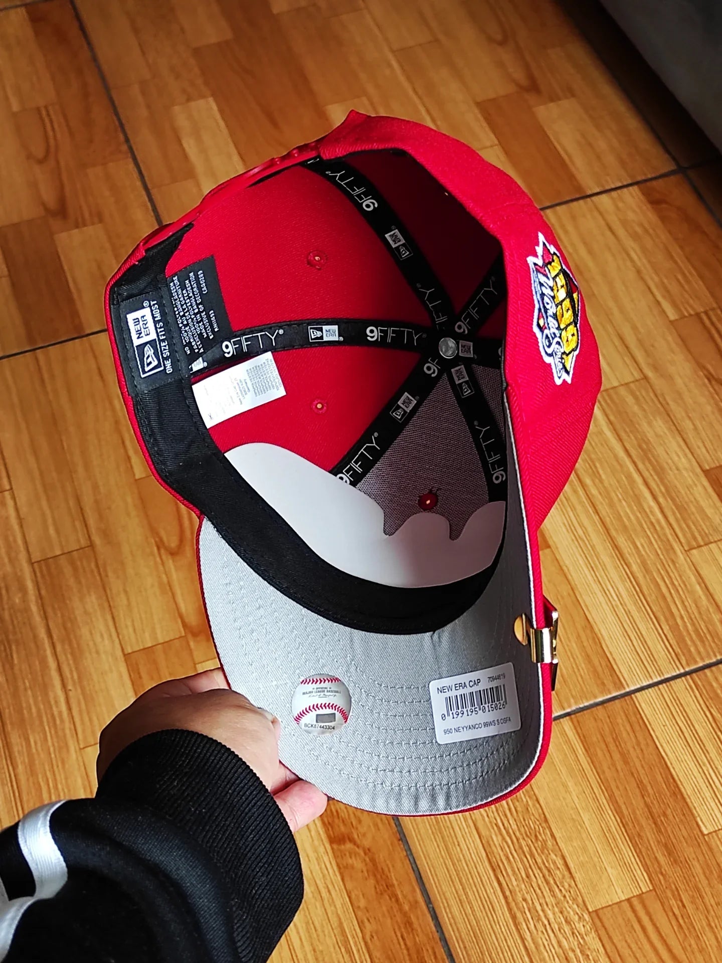 Gorra New Era New York Yankees Edición Serie Mundial de 1999 Color Escarlata Modelo 9Fifty con Cierre Ajustable
