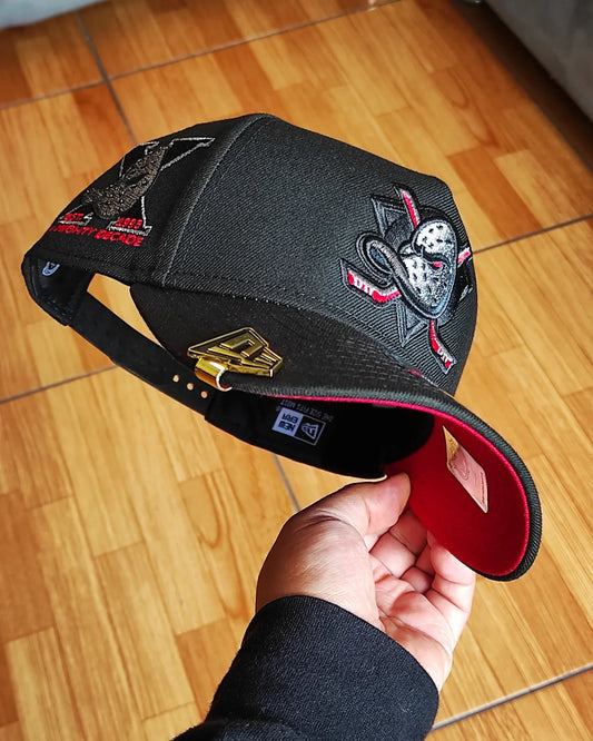 New Era Anaheim Ducks 10º Aniversario Edición Roja Metálica Totalmente Negra 9Forty A Frame Snapback