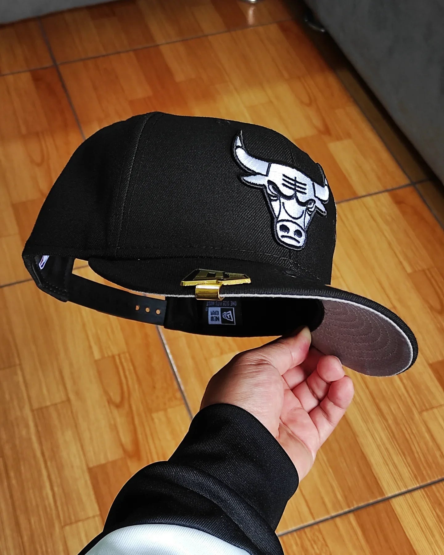 Gorra Chicago Bulls con parte inferior gris y parche lateral New Era 9Fifty Snapback - Negro/Blanco