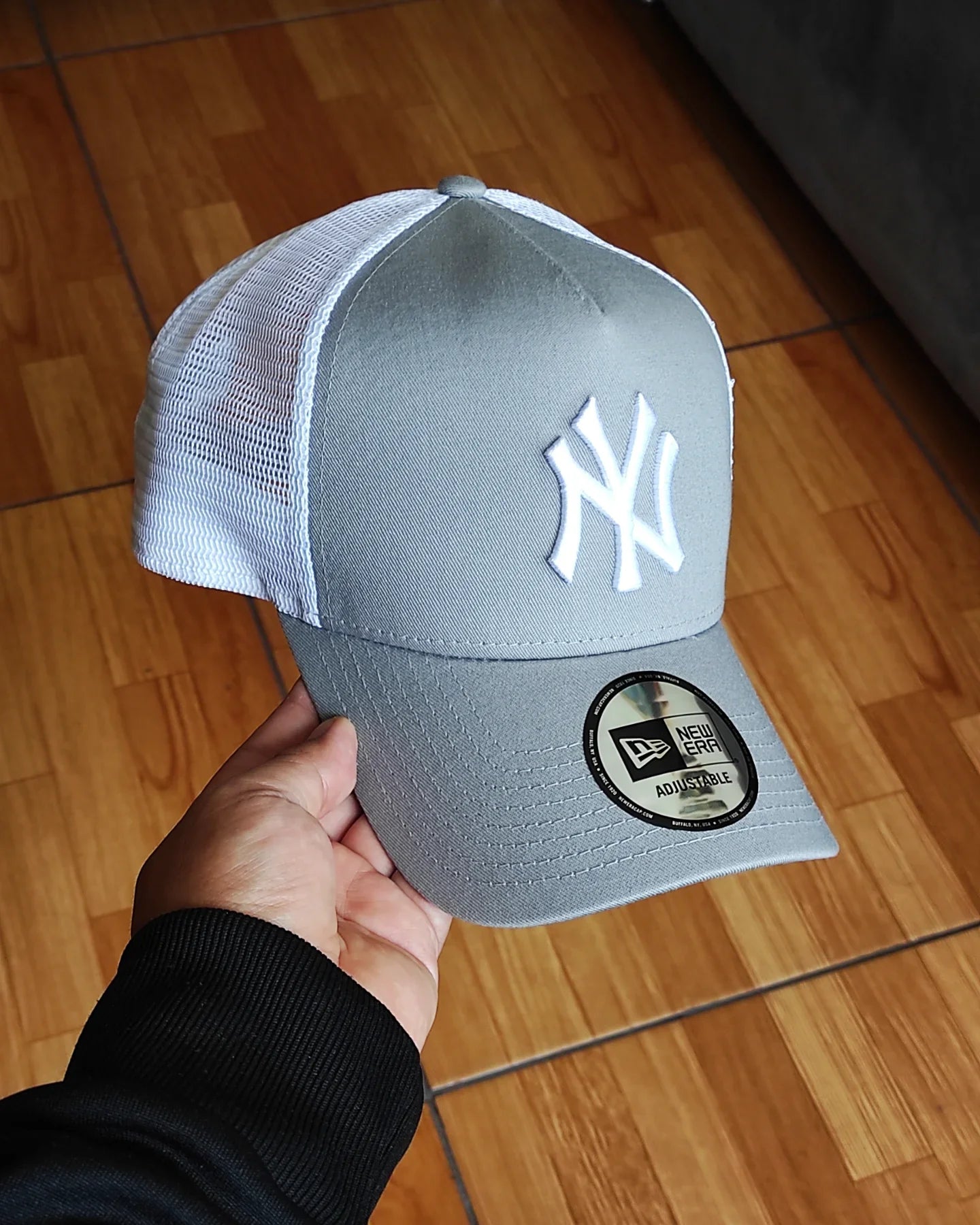 New Era Gorra trucker con visera ploma y panel blanco de los New York Yankees