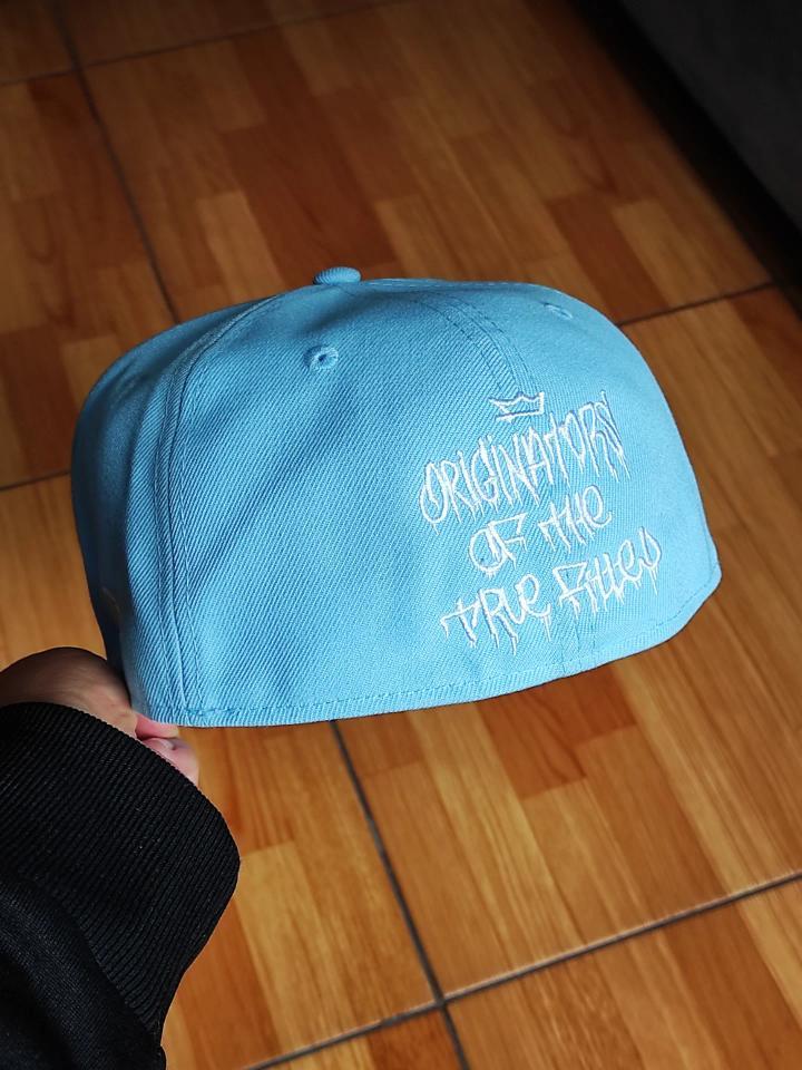 59FIFTY new era grafiti AZUL CIELO incluye pin