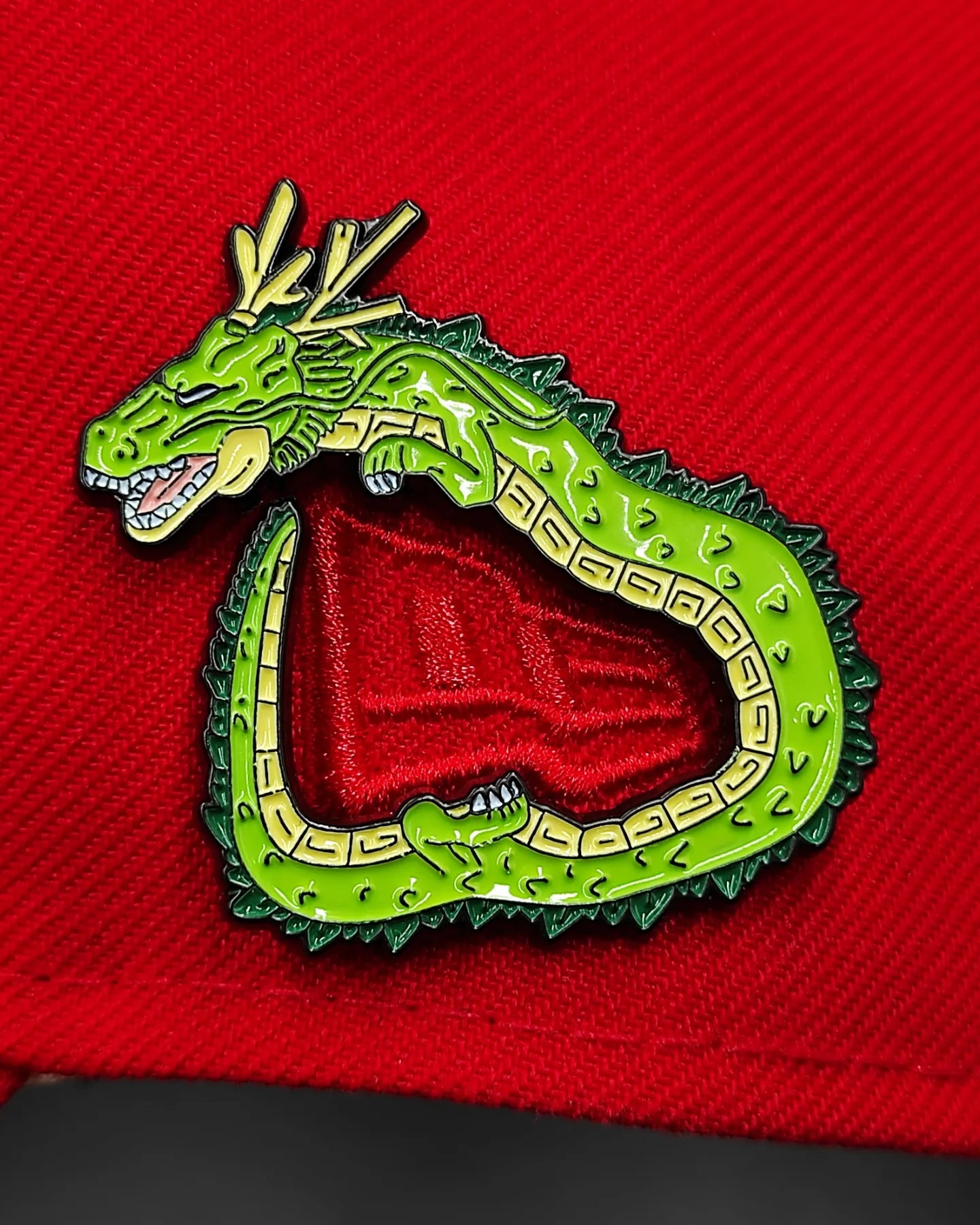 PIN DE SOLAPA NEW ERA DRAGON BALL - SHENLONG