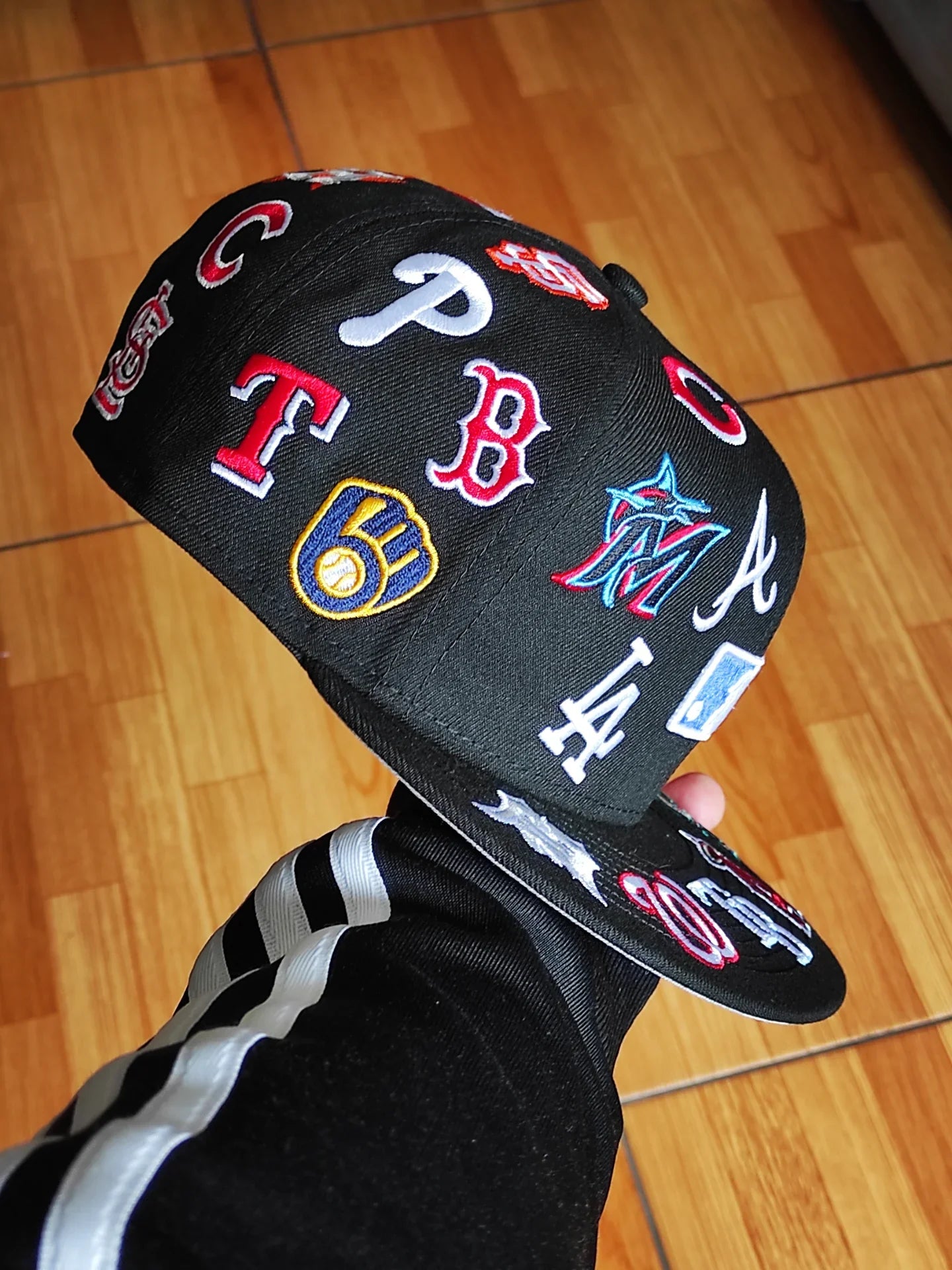 Gorra snapback New Era MLB negra 9Fifty, con logotipos de equipos de toda la liga
